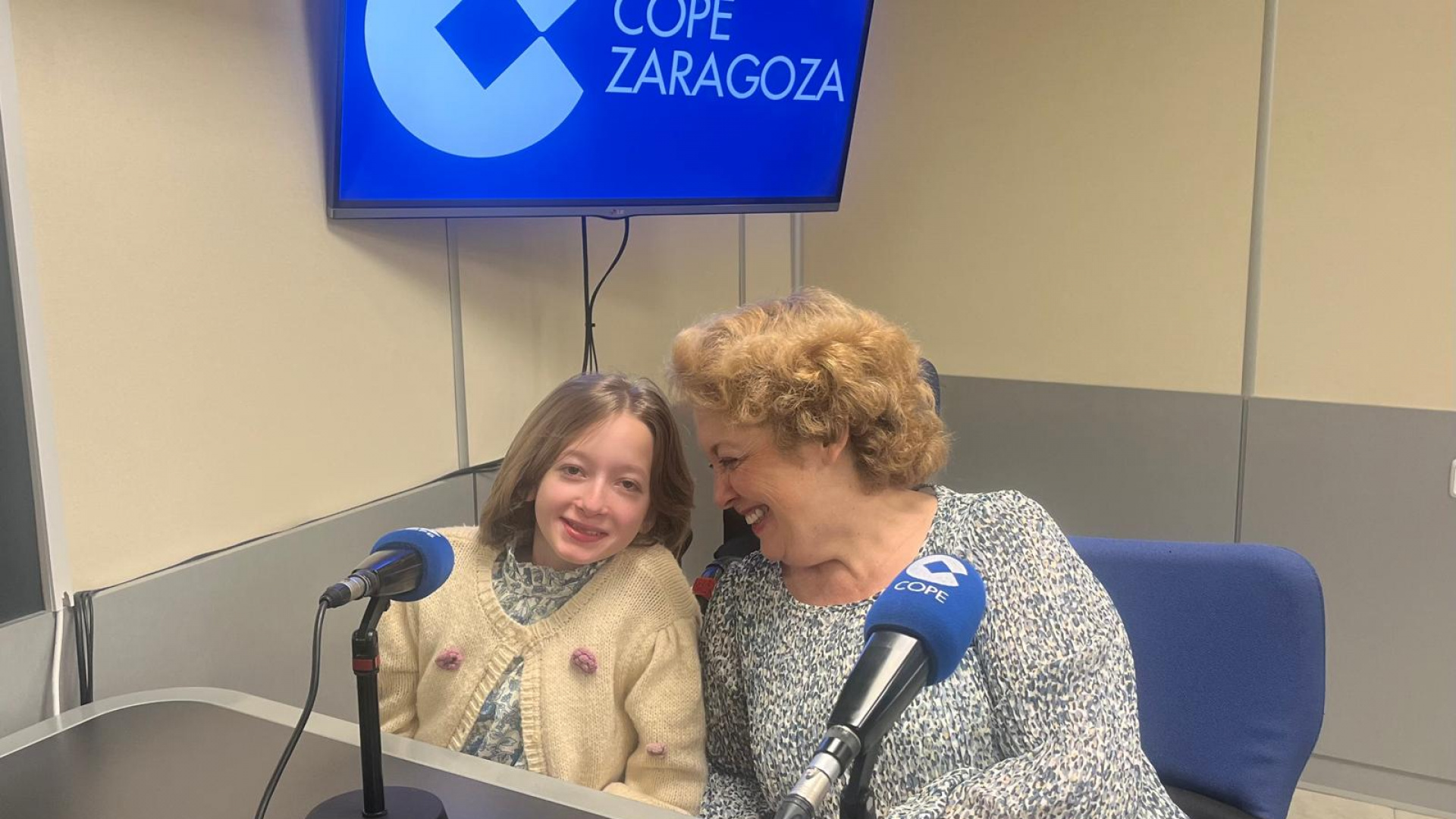 Clara (17) paciente con el síndrome 'Pies de Sirena' y su madre: "Le quieren poner grapas del cuello al trasero"