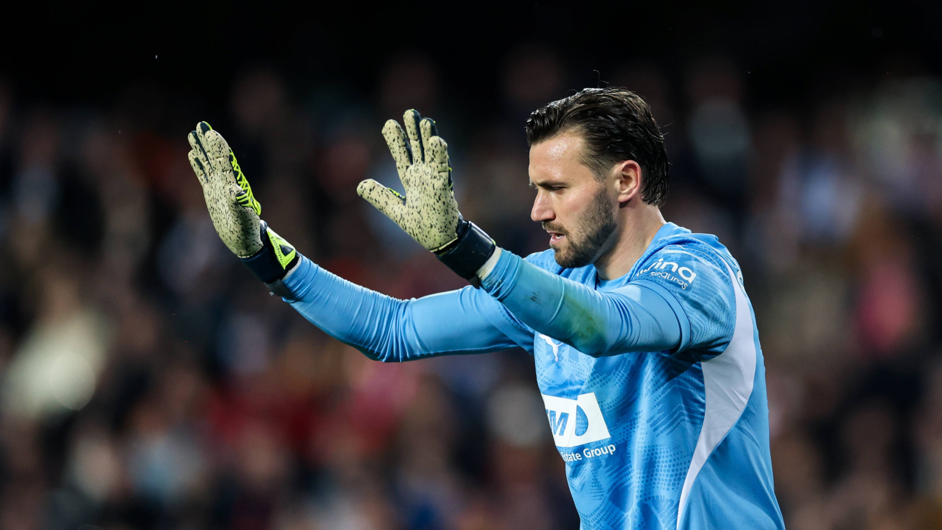 Dimitrievski monta un incendio en Valencia al asegurar que Agirrezabala juega por decreto y que Corberán le hizo perder 300.000 euros