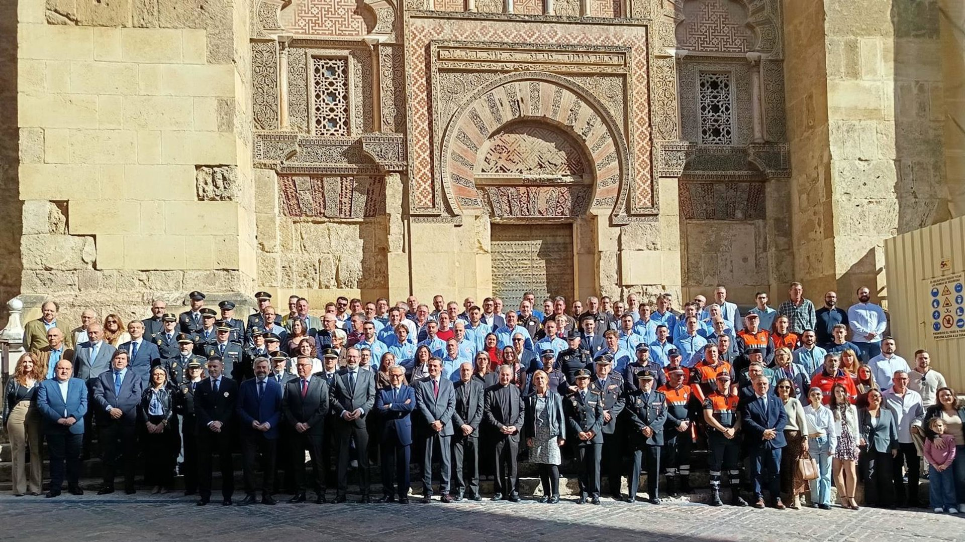 El Cabildo reconoce la labor conjunta que salvó la Mezquita-Catedral del fuego de agosto