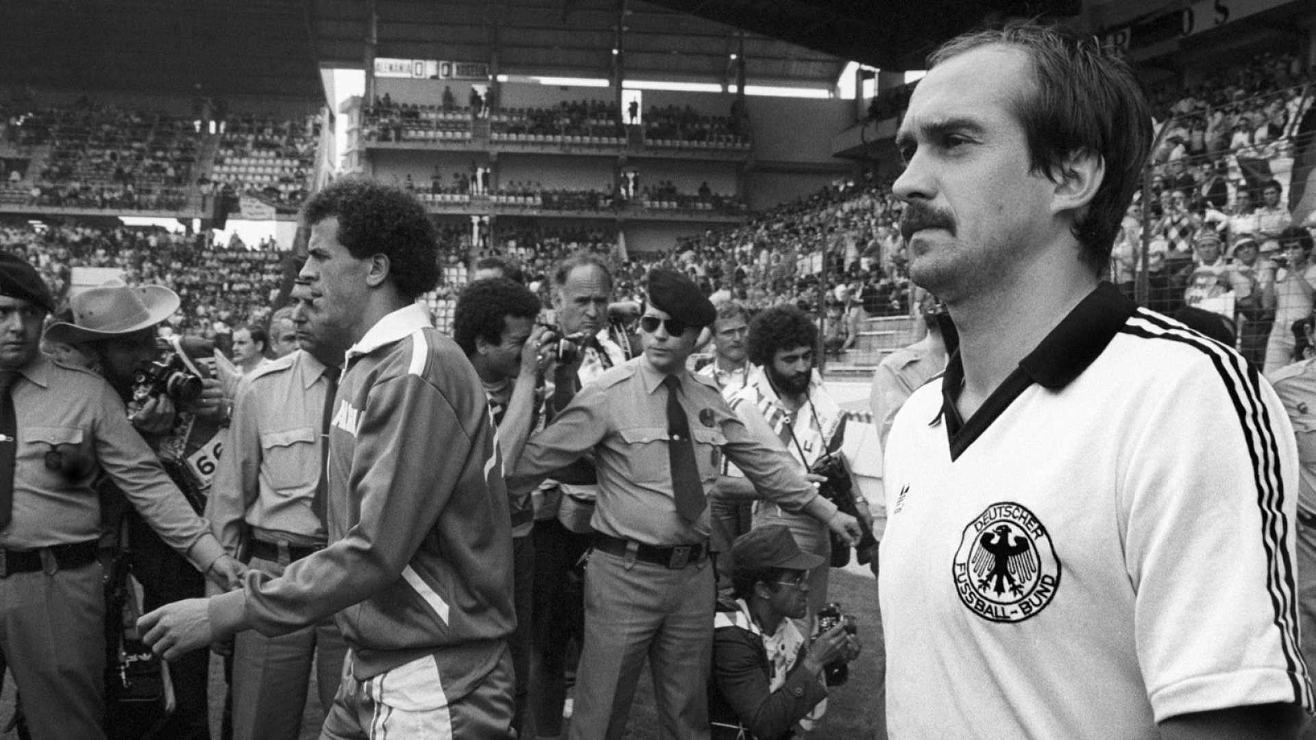 El Molinón revive el histórico ‘biscotto’ que cambió las reglas del fútbol mundial