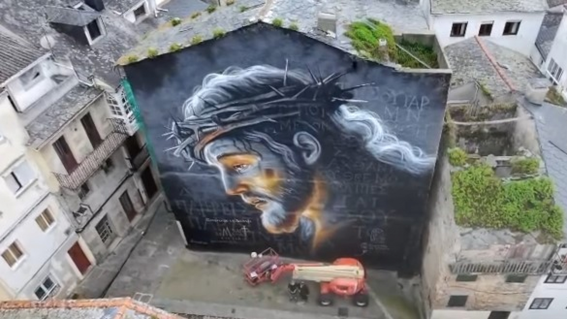 Viveiro estrena un impresionante mural que rinde homenaje a su Semana Santa