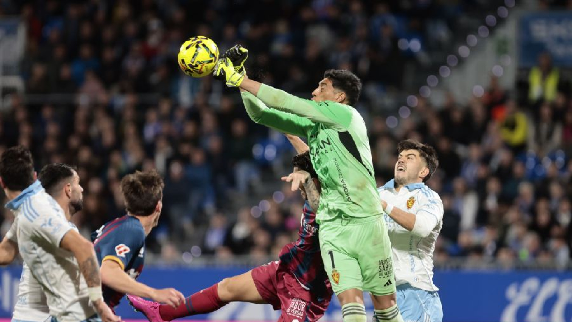 El derbi aragonés más bochornoso de la historia: ¿qué sanciones habrá tras las agresiones del Huesca – Zaragoza?