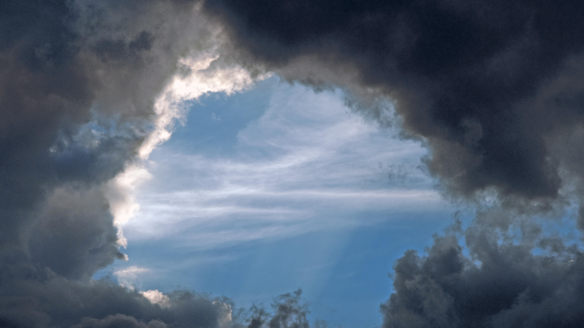 Una inteligencia artificial pionera de la Universidad de Valladolid aprende a entender las nubes y revoluciona la predicción del tiempo