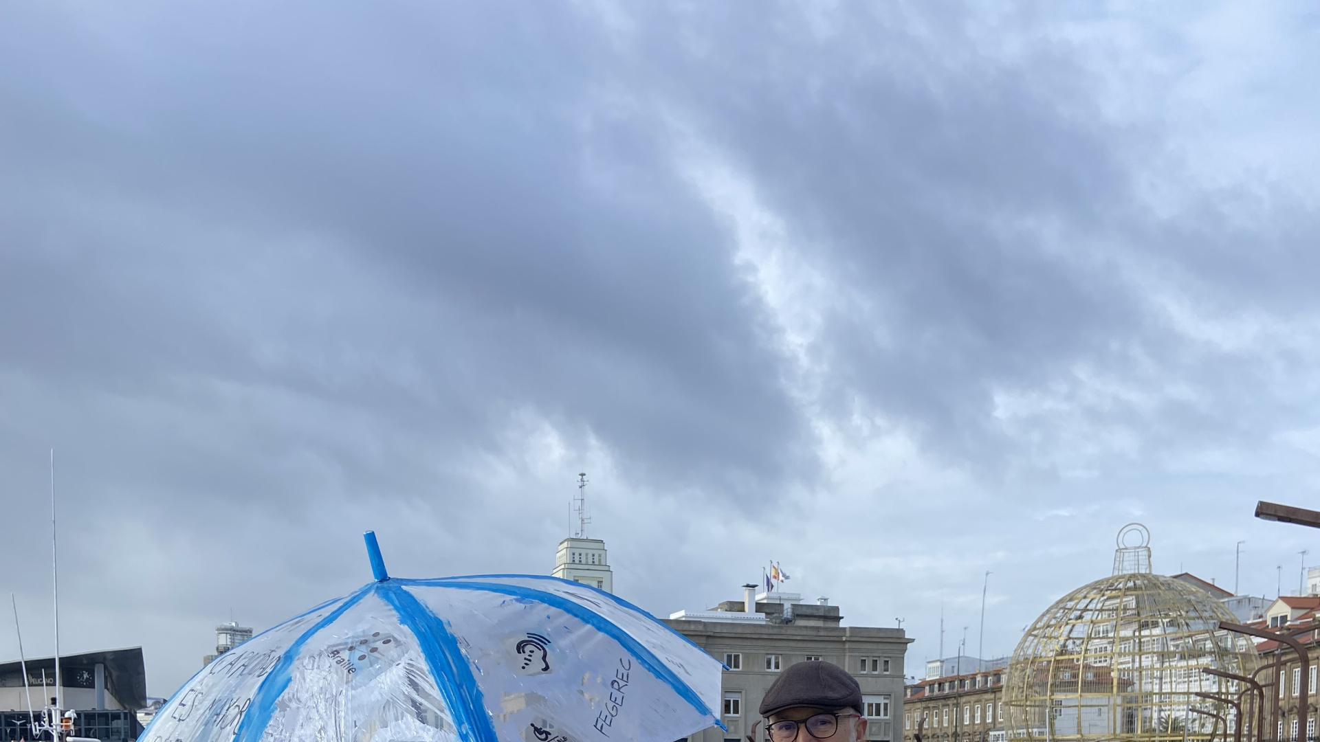 Raquel vuelve a caminar con un exoesqueleto en A Coruña: 