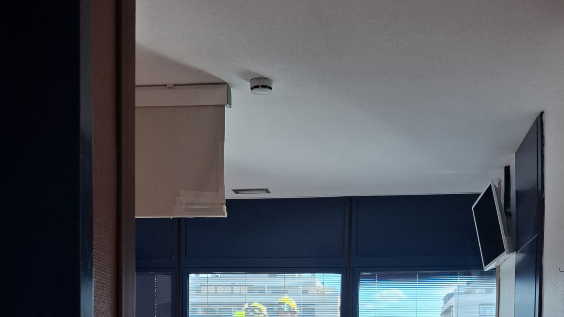 La mirada de ilusión de un niño a través de la ventana del hospital San Jorge de Huesca