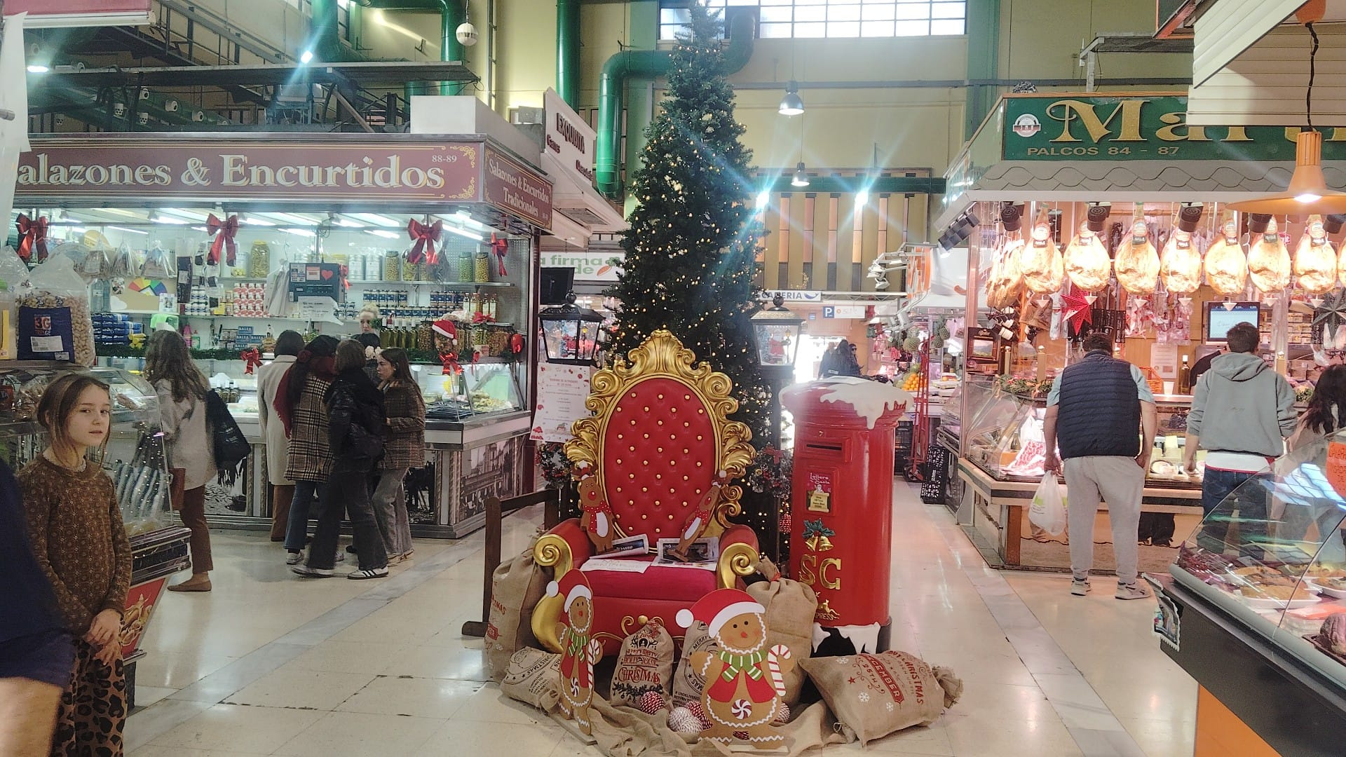 El Mercado de Ruzafa en Valencia vive la fiebre de las compras de Nochebuena