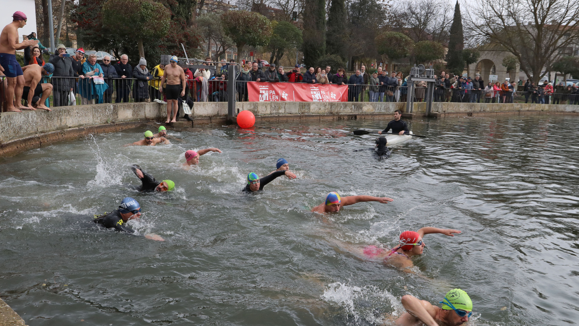 Treinta valientes desafiarán el agua helada de Palencia en el tradicional chapuzón navideño
