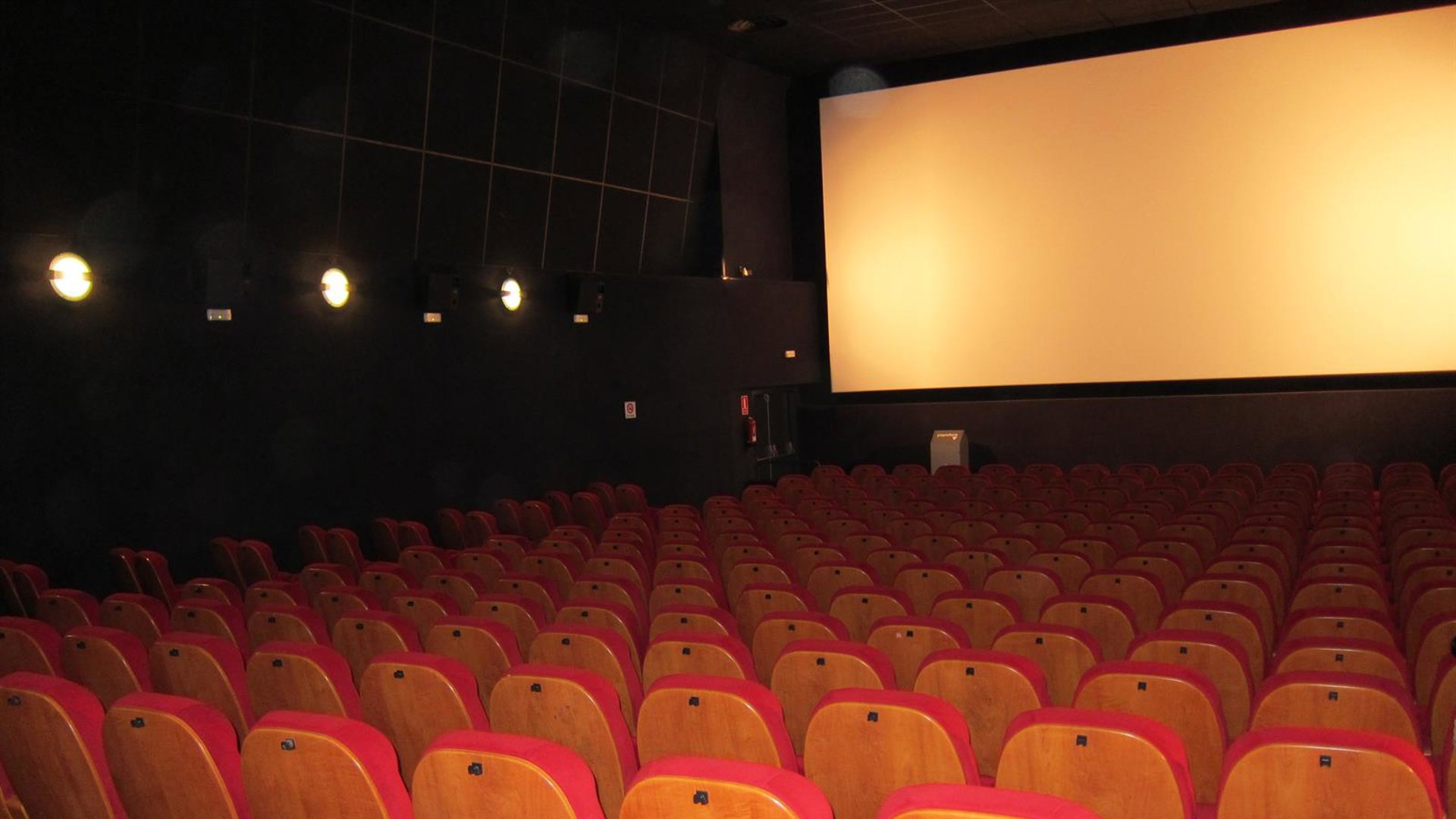 Dos amigas se quedan encerradas en el cine de Zafra y su surrealista historia se hace viral