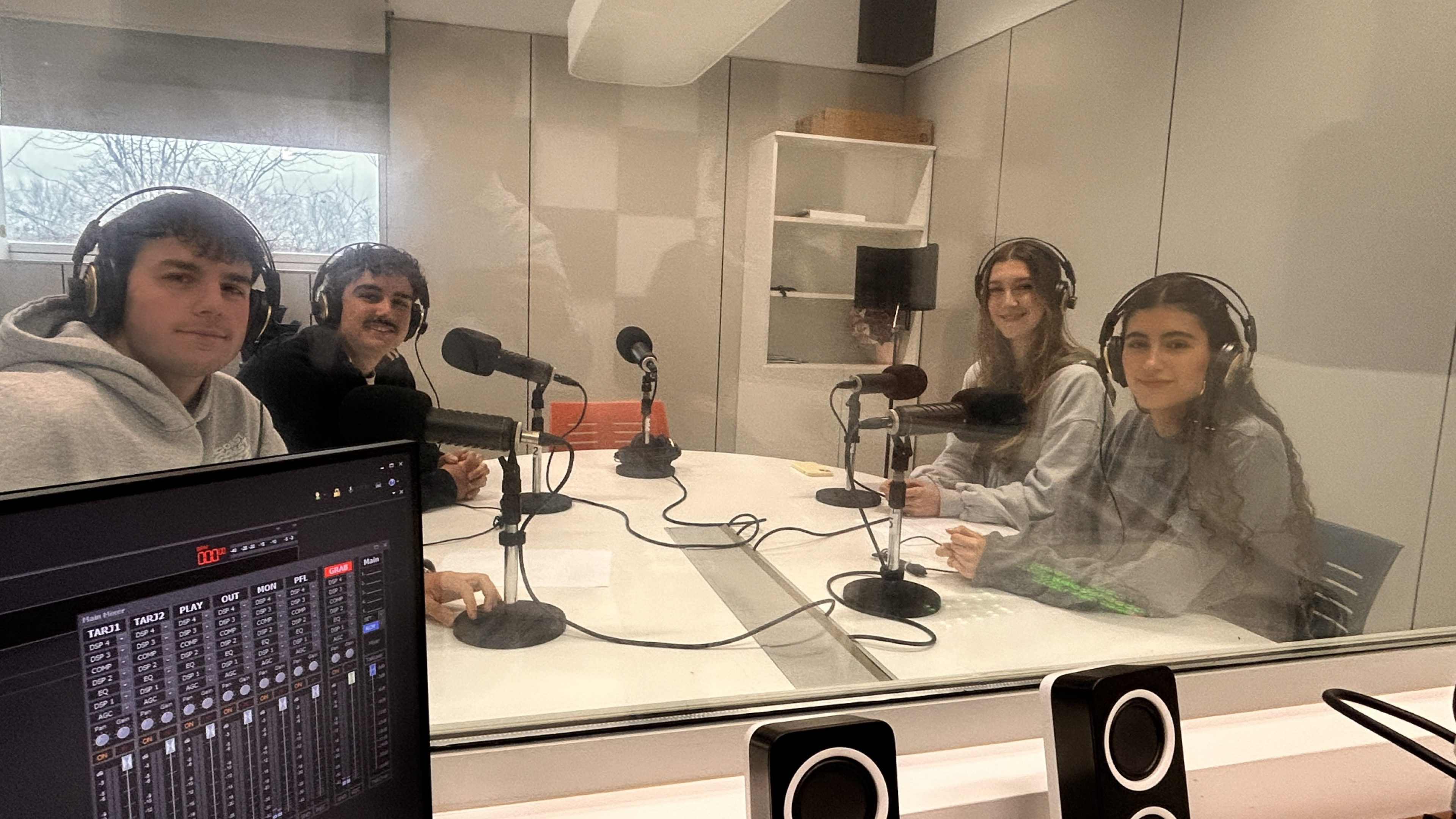 La radio universitaria se reinventa: los estudiantes de Loyola que ya dirigen su futuro profesional