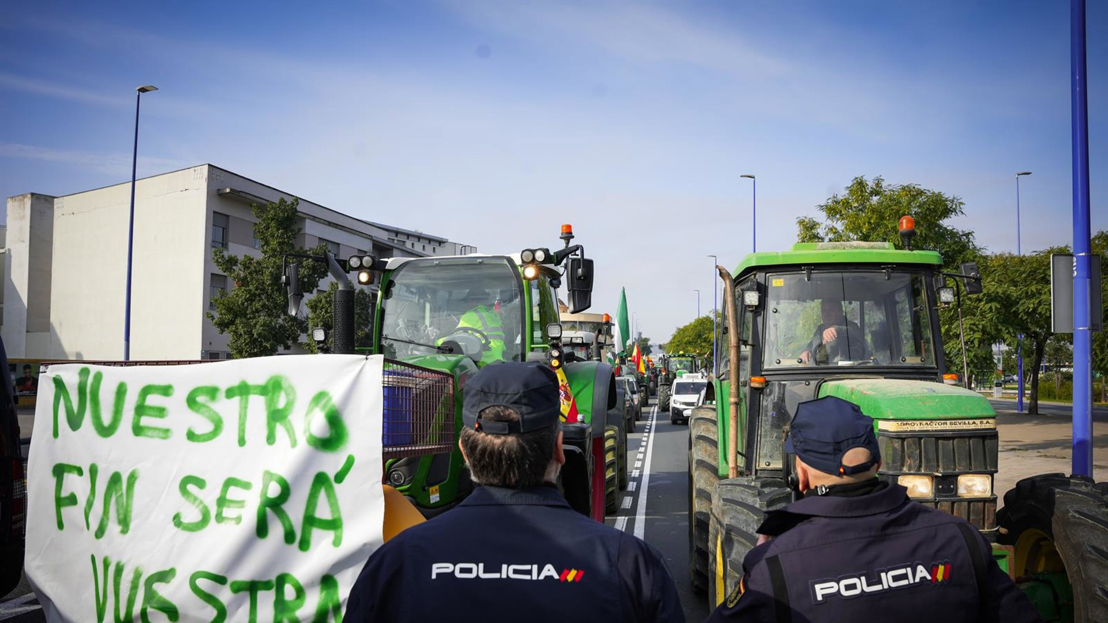 El campo sevillano toma la capital con una histórica tractorada