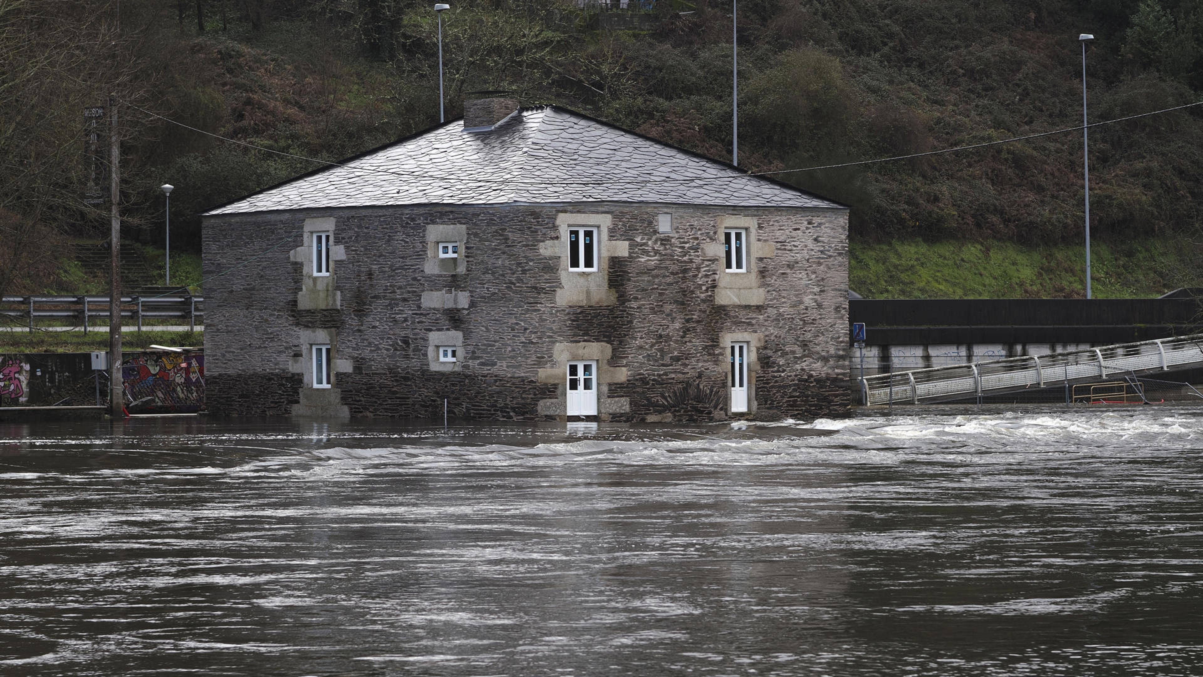 El temporal no da tregua a Lugo: el Miño se desborda, una carretera se derrumba y parte de la Muralla se viene abajo