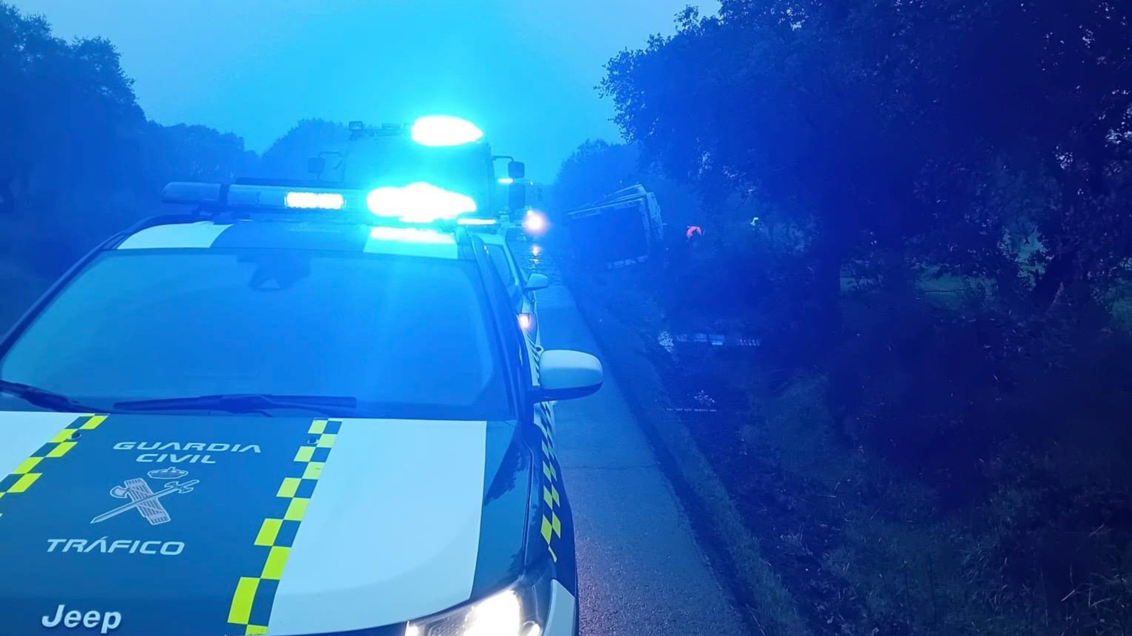 Un camión de basura se sale de una carretera de Cáceres y deja dos heridos