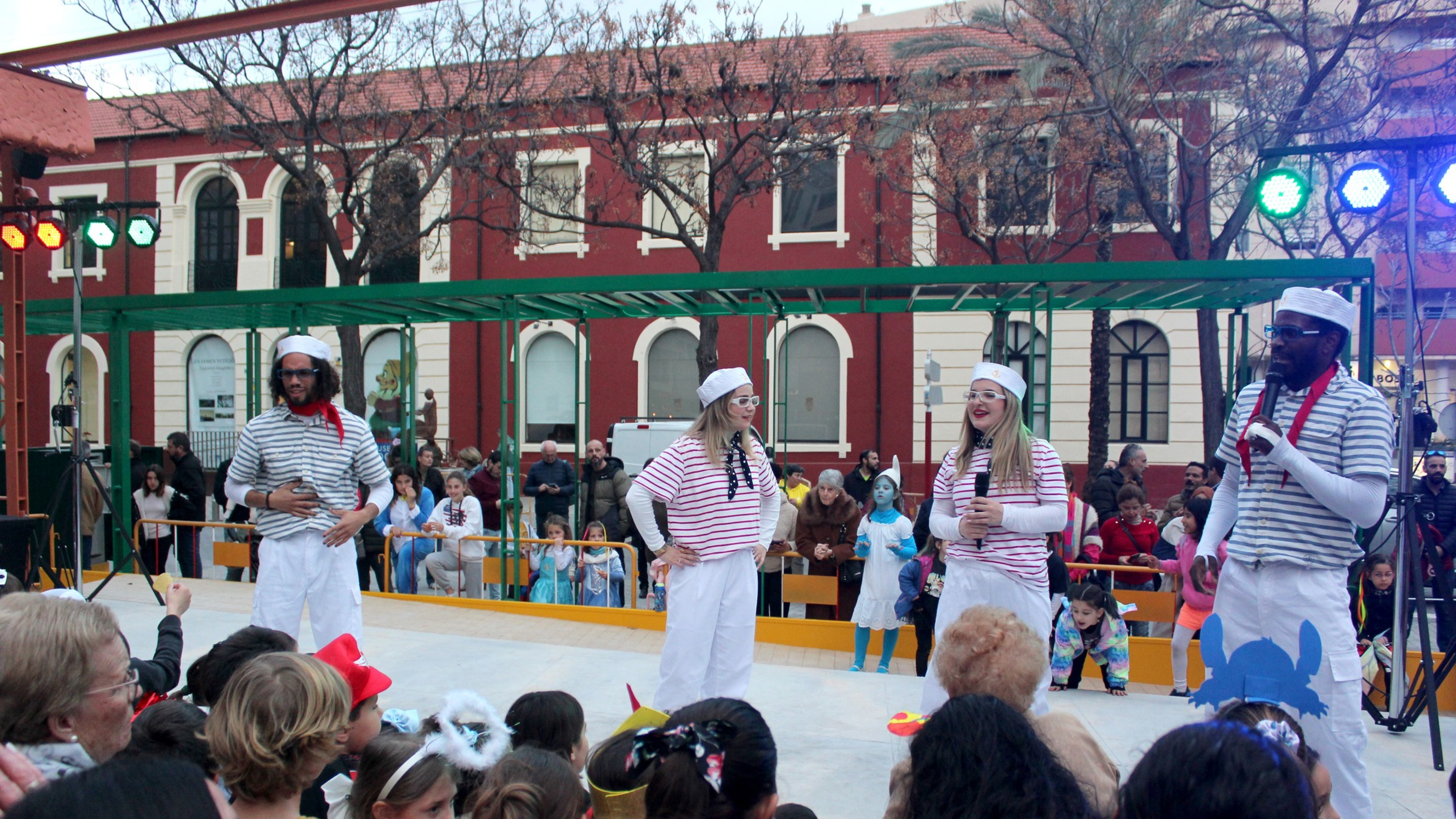 El fuerte viento obliga a Dénia a cancelar su fiesta de Carnaval infantil