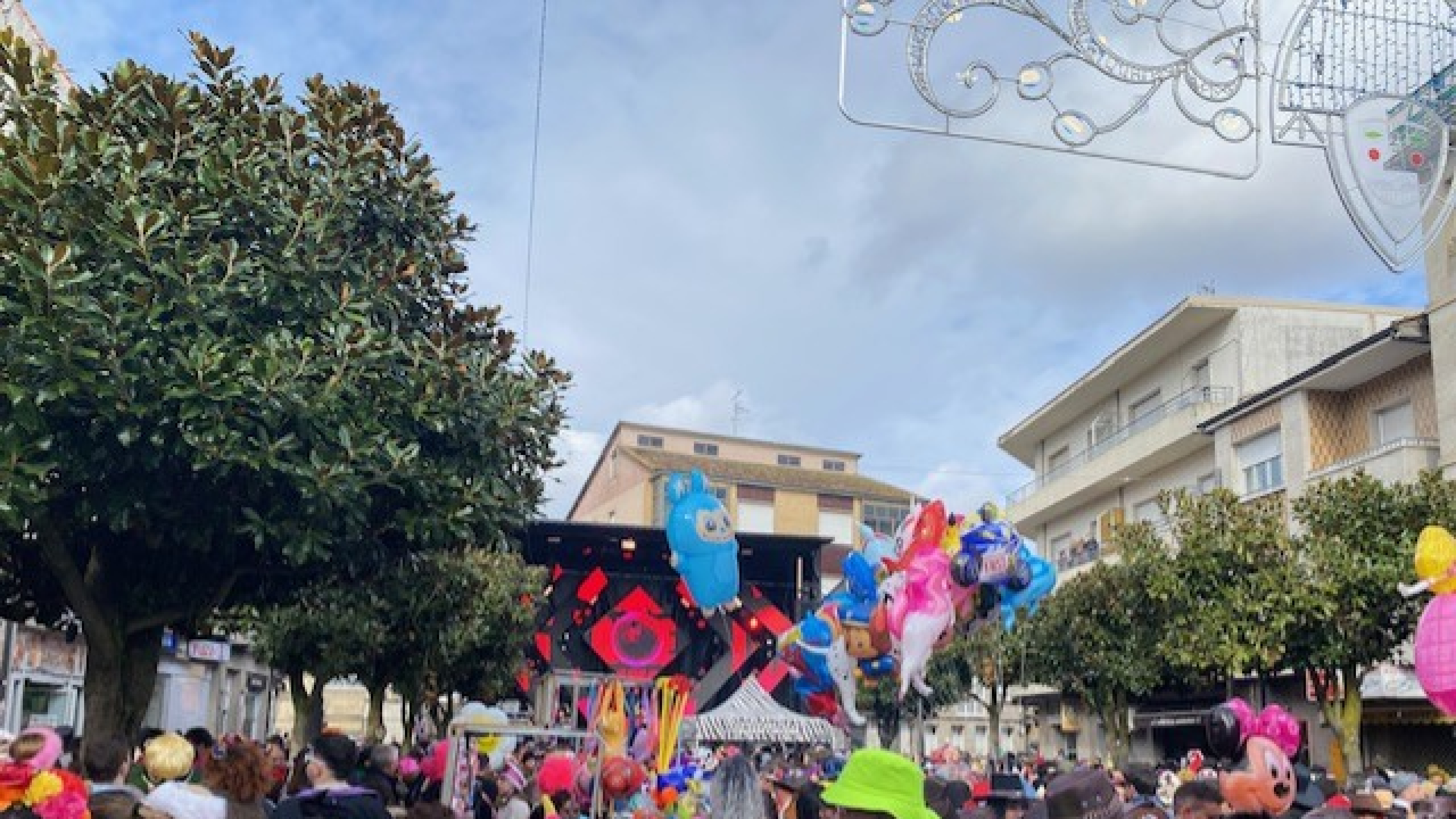 El tiempo da una tregua y permite disfrutar del Domingo Corredoiro en Xinzo y Verín (Ourense) con la primera salida de las pantallas y los cigarrones