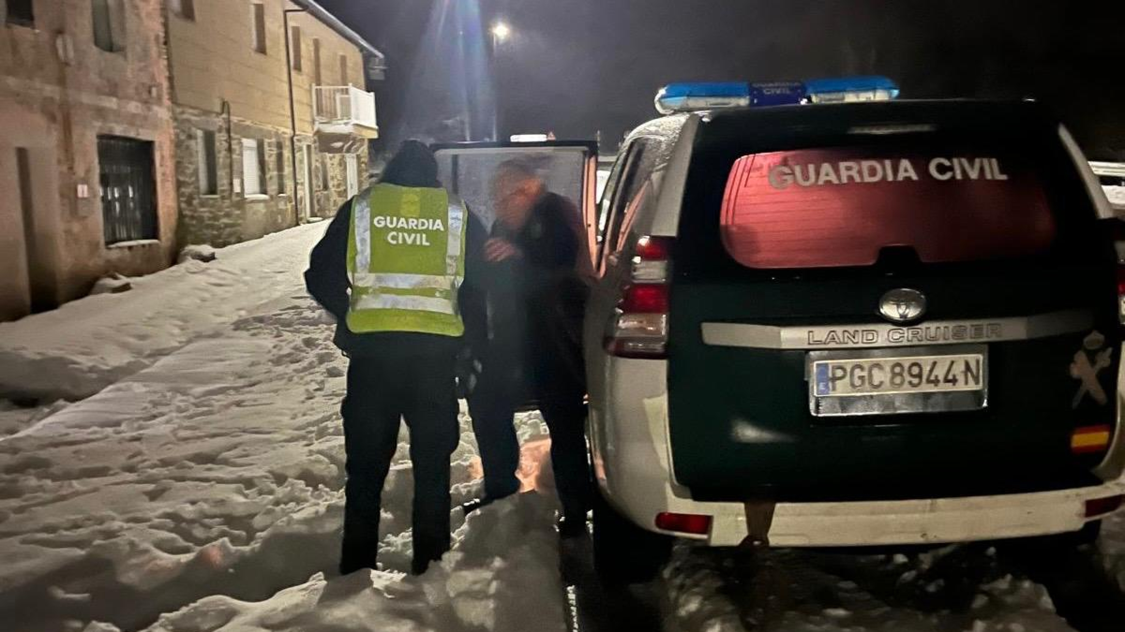 Héroes bajo la nieve: la Guardia Civil de Zamora se vuelca para salvar vidas en pleno temporal en Sanabria