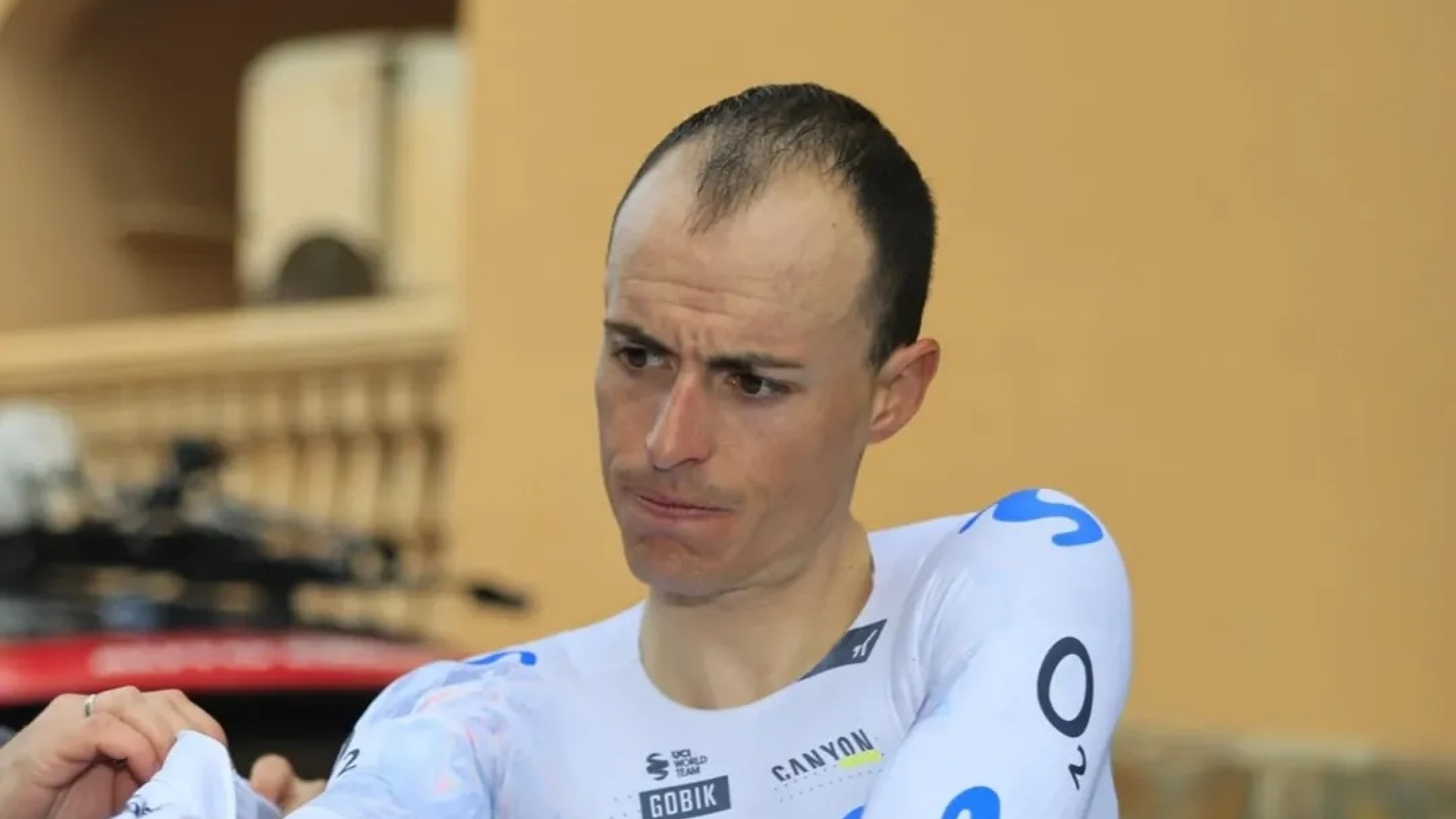 Enric Mas se pierde el UAE Tour por una lesión en la mano derecha