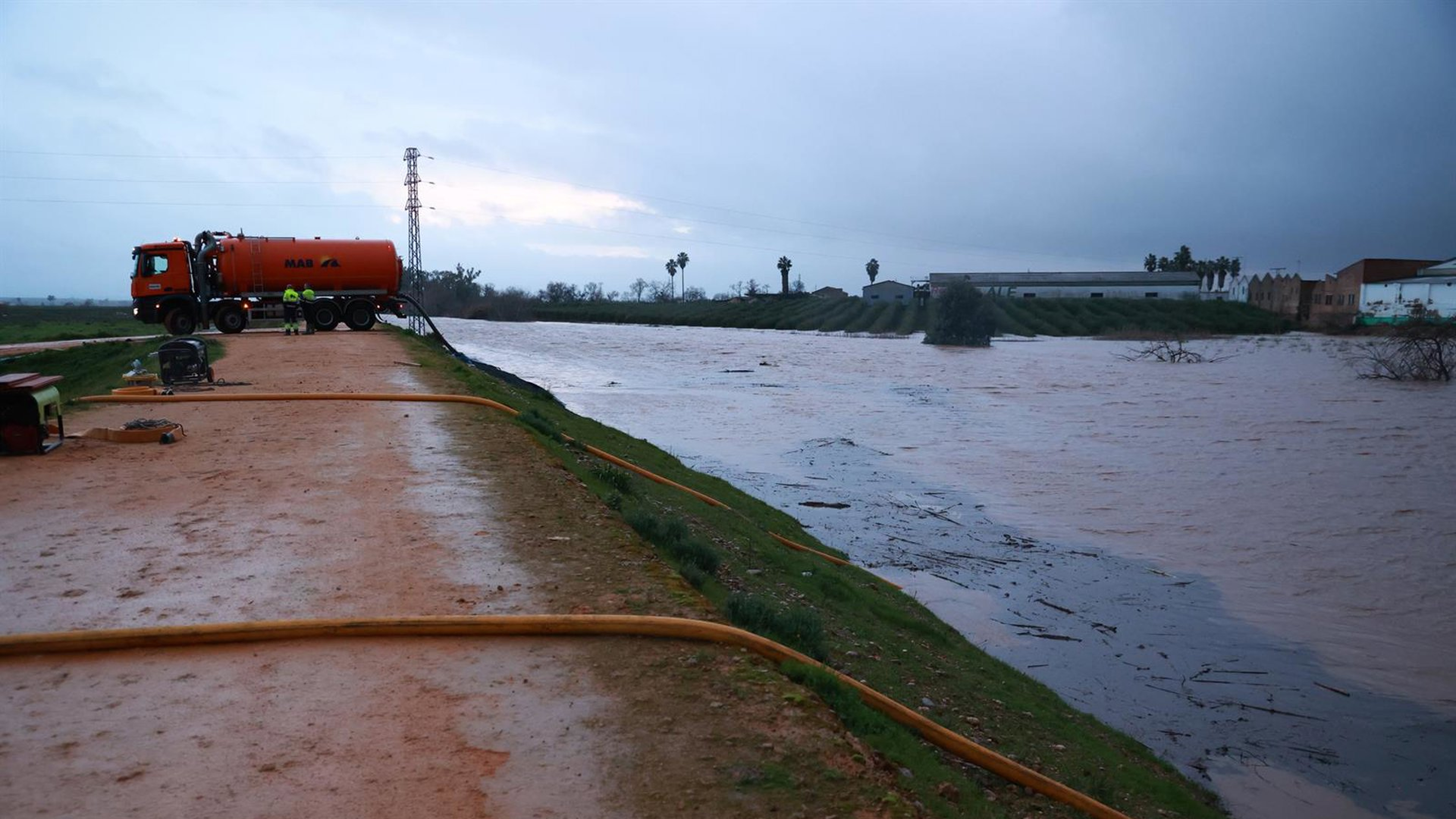 El Guadalquivir se estabiliza pero mantiene la alerta roja en Lora y Sevilla