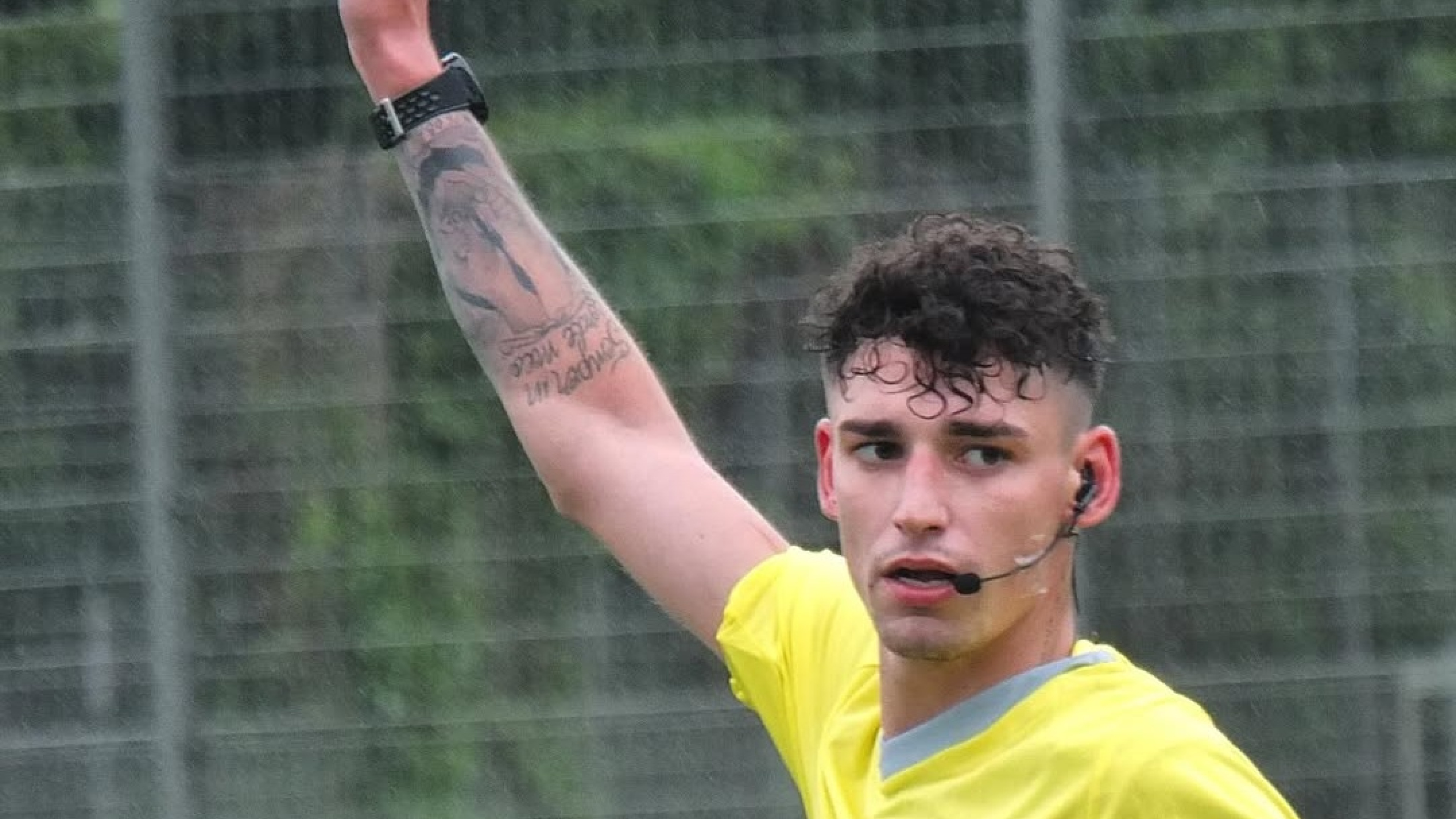 Pascal Kaiser, el árbitro alemán que le propuso matrimonio a su pareja en un partido de la Bundesliga, fue agredido en su domicilio