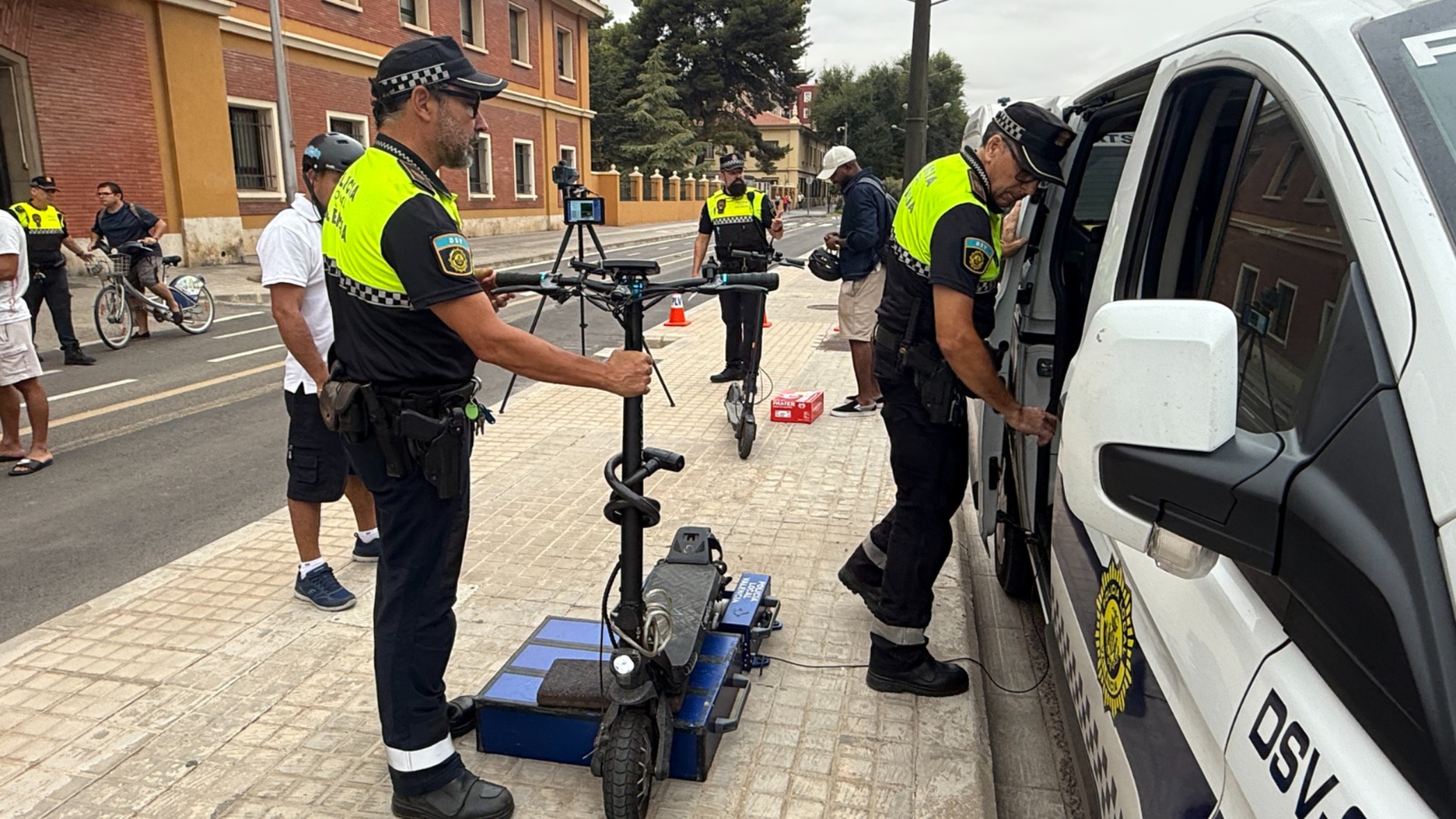Valencia despliega un equipo de policía en patinete para frenar la escalada de accidentes