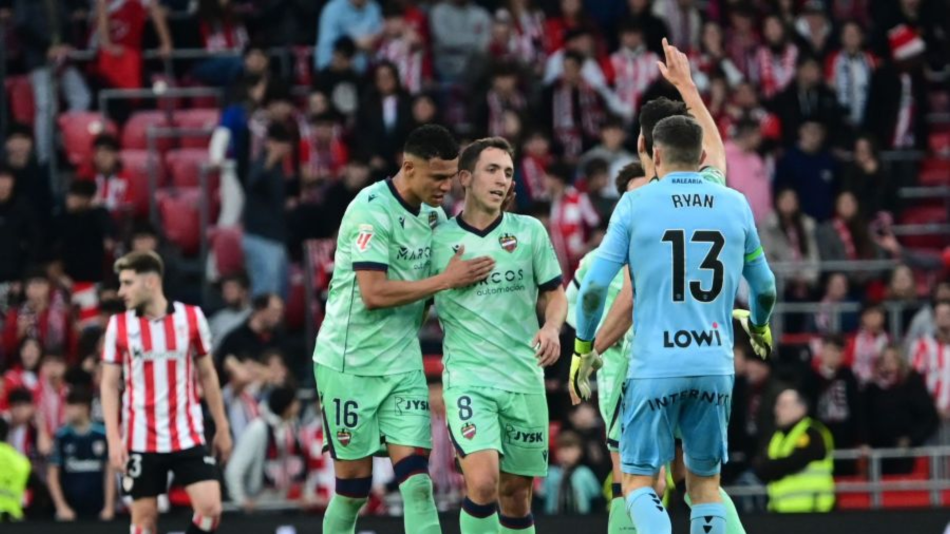 La conmoción de Arriaga: mismo protocolo que con Matías Moreno pero mejores sensaciones y podría llegar a tiempo para el derbi del domingo