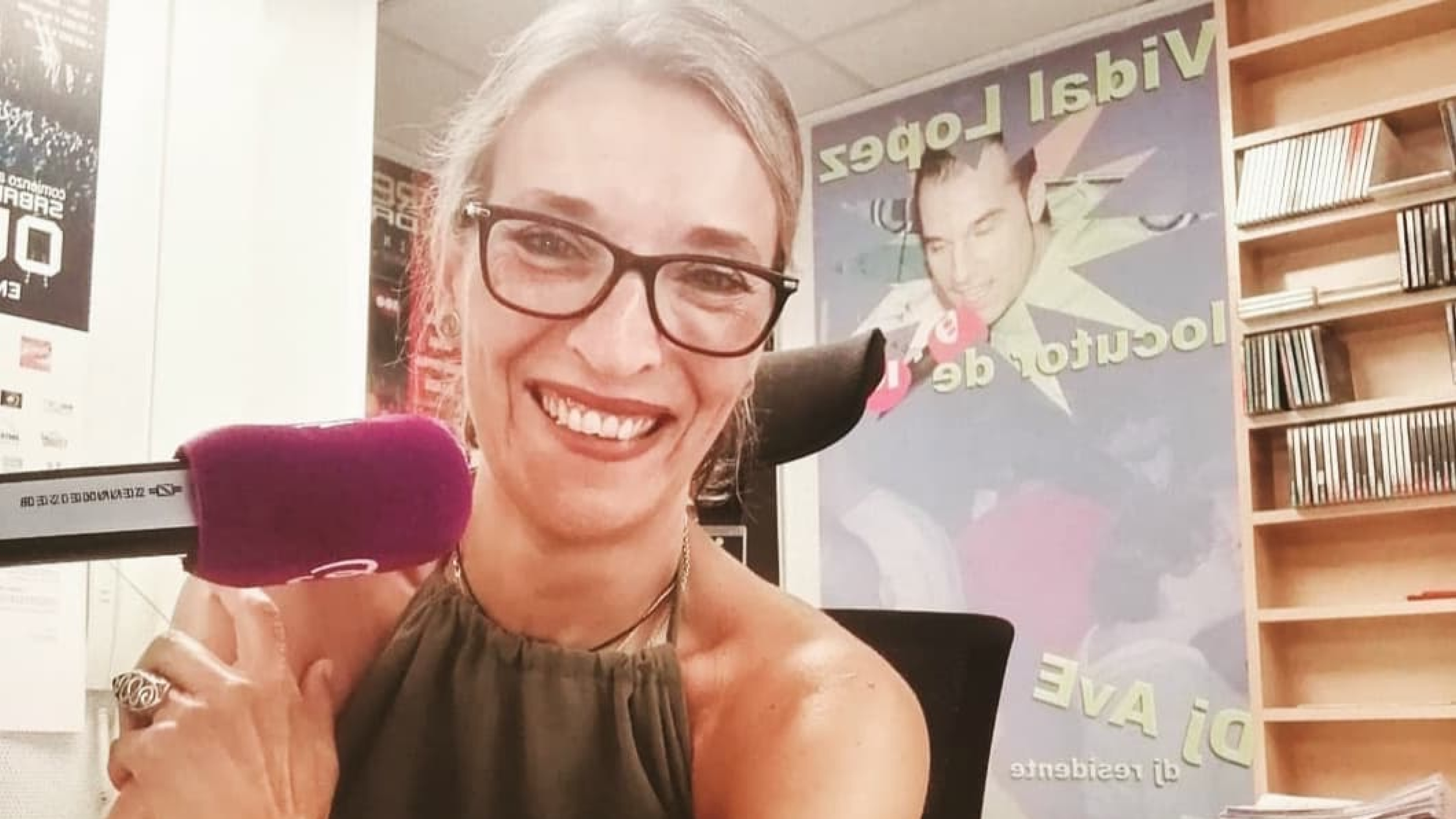Montse Estévez lleva casi cuatro décadas en la radio y ahora recibe un homenaje en Ourense: "Disfruto de la radio cada día"