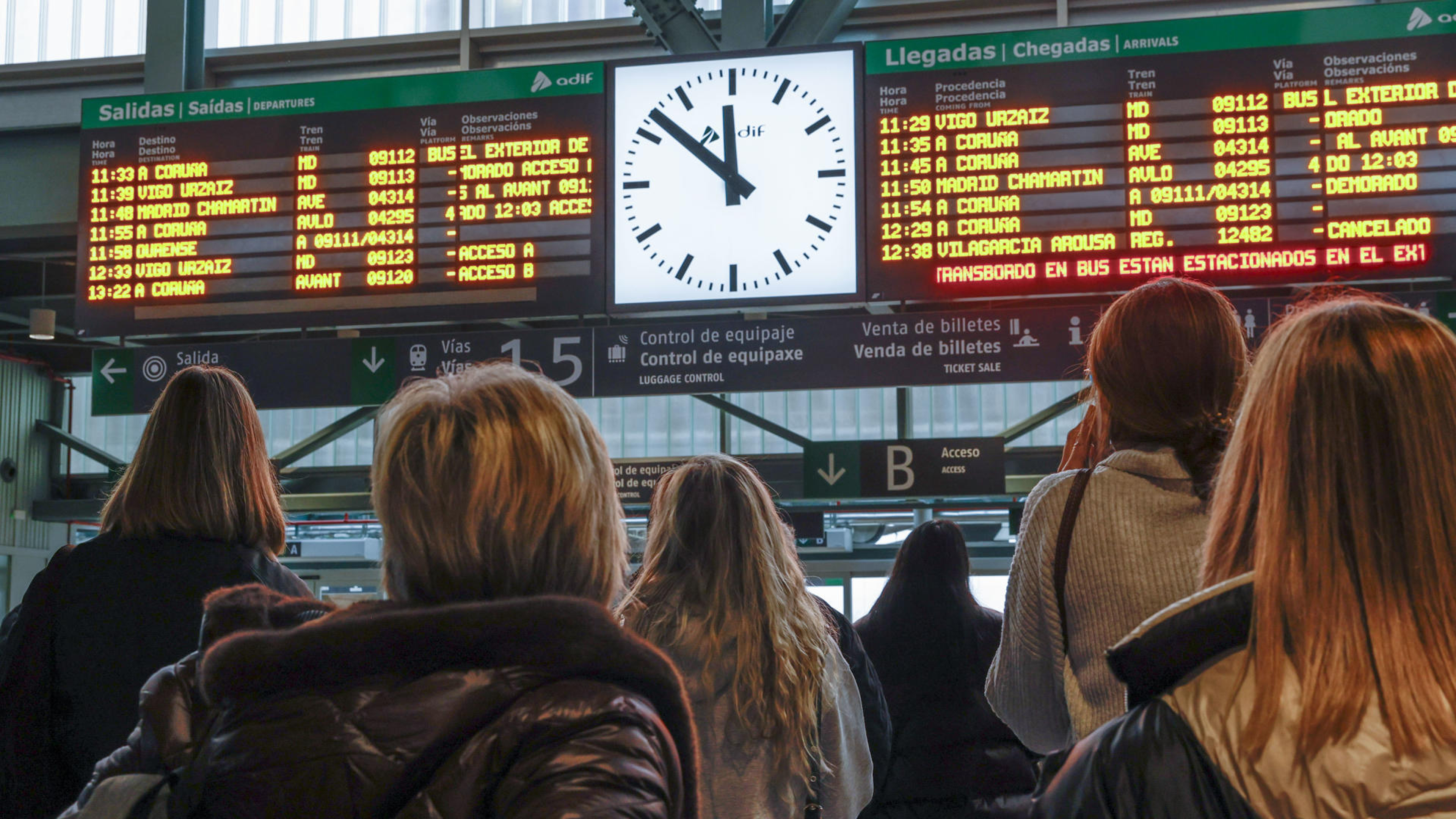 Un pasajero de Renfe estalla tras la cancelación de su tren a Vigo: "Operan a mi hermana de un cáncer y me dejan sin alternativa"