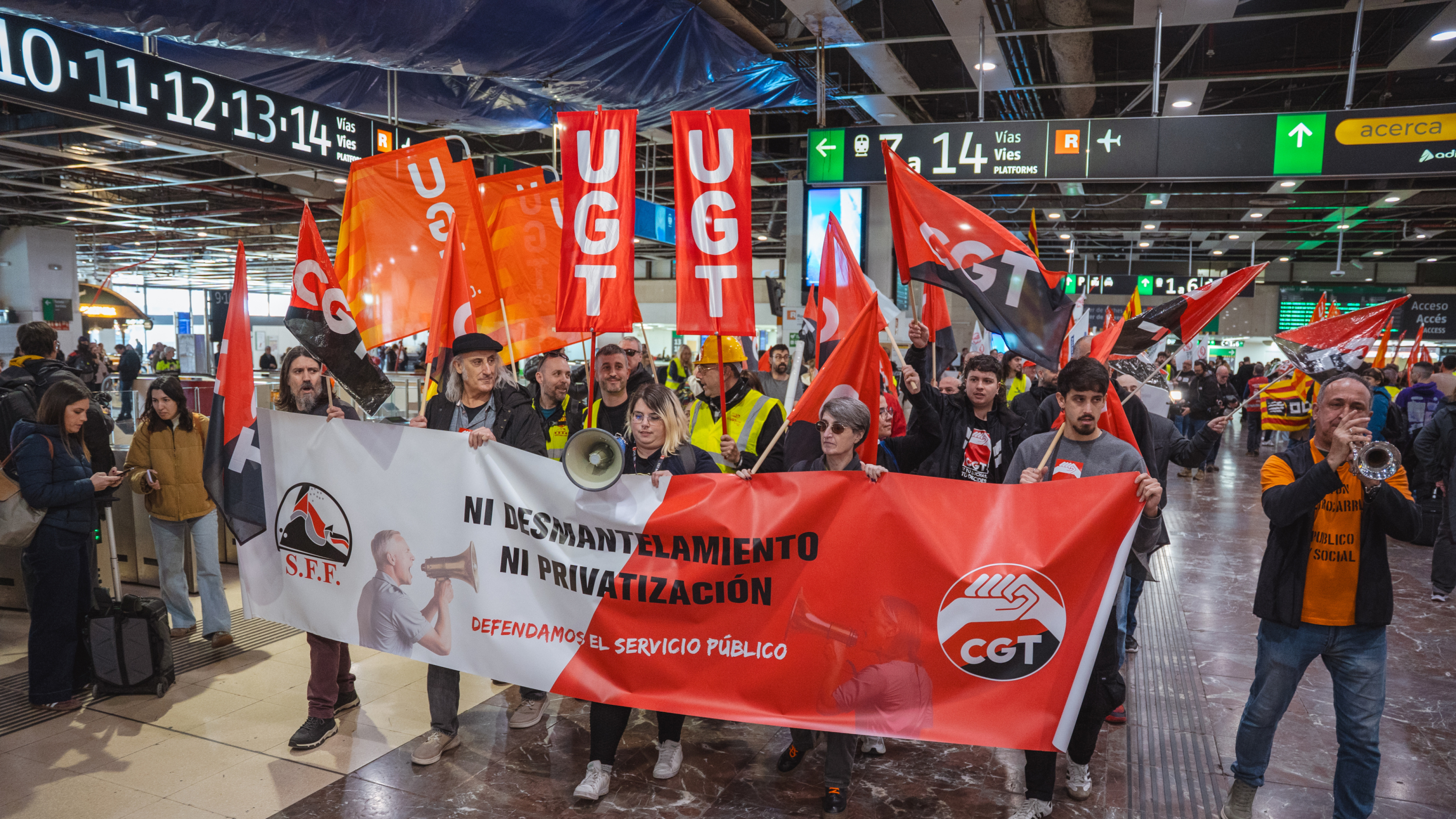 Falta de inversión y caos en Rodalies: los trabajadores ferroviarios protestan en Sants por un servicio digno