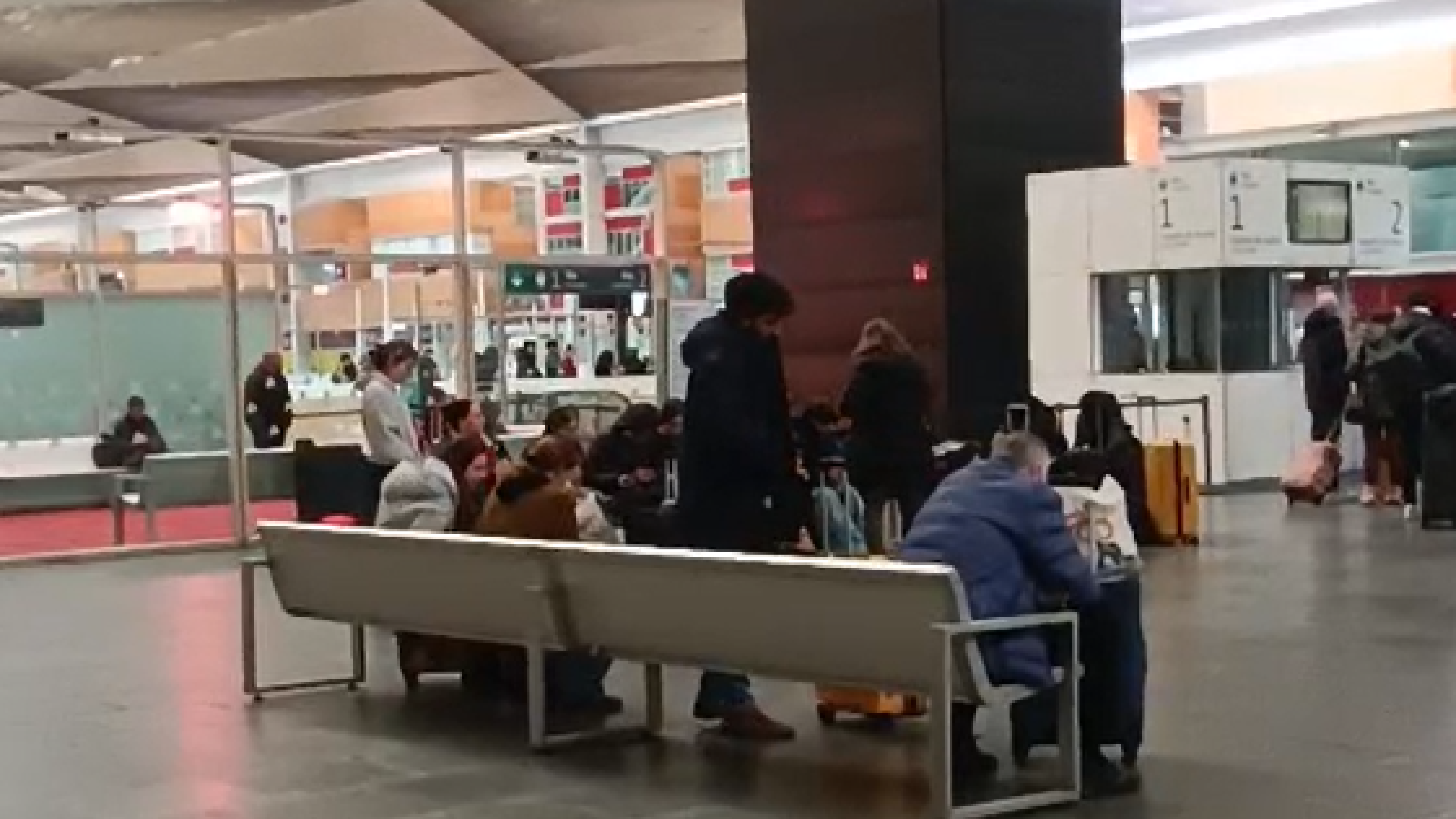 La huelga de trenes desata el caos en la estación de Delicias y deja a miles de viajeros en vilo