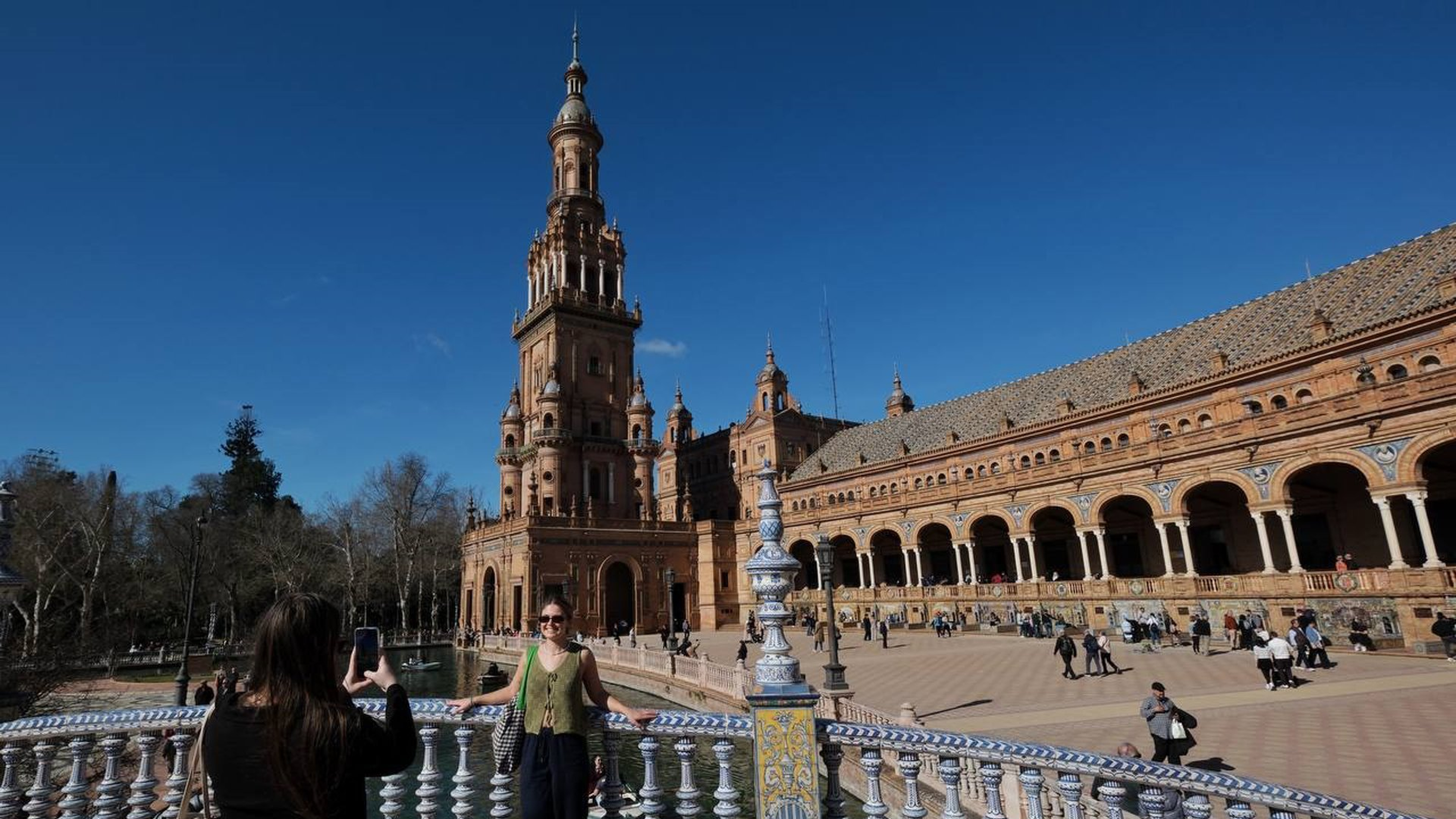 Andalucía alcanza un hito en 2025: el turismo genera el 43% del nuevo empleo en la región