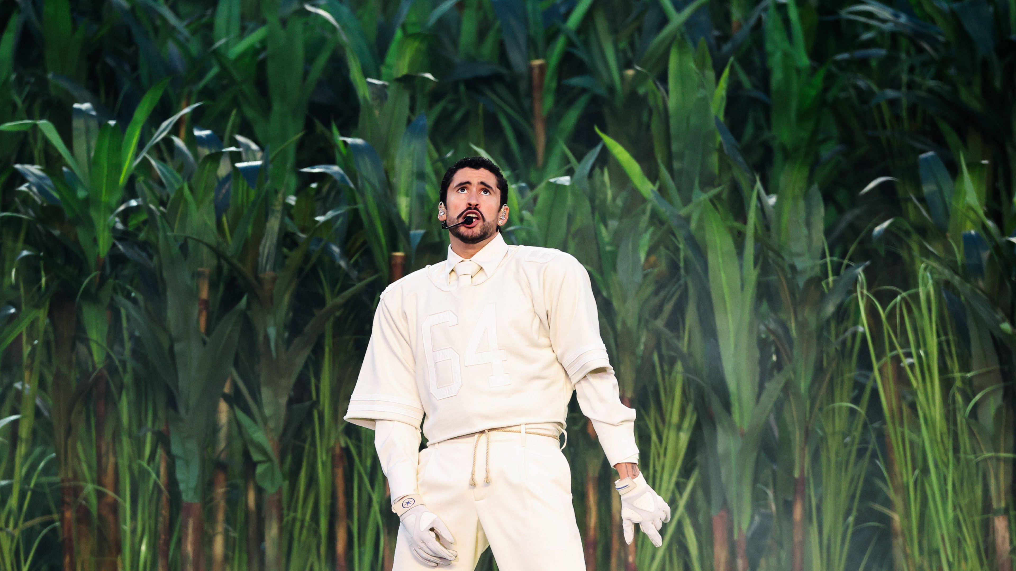 El mensaje de Bad Bunny a la plantilla de Zara en A Coruña por la camiseta que lució en la Super Bowl: "Gracias por hacerlo real"