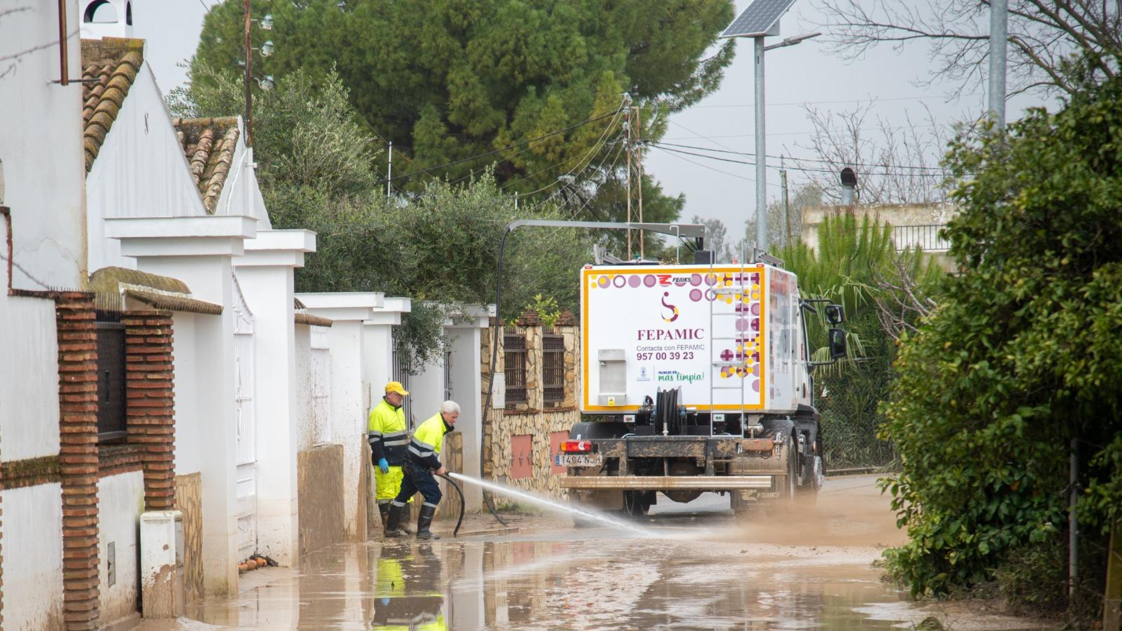 La "calma tensa" en Palma del Río: la vuelta a casa de los vecinos contrasta con el temor a una nueva riada