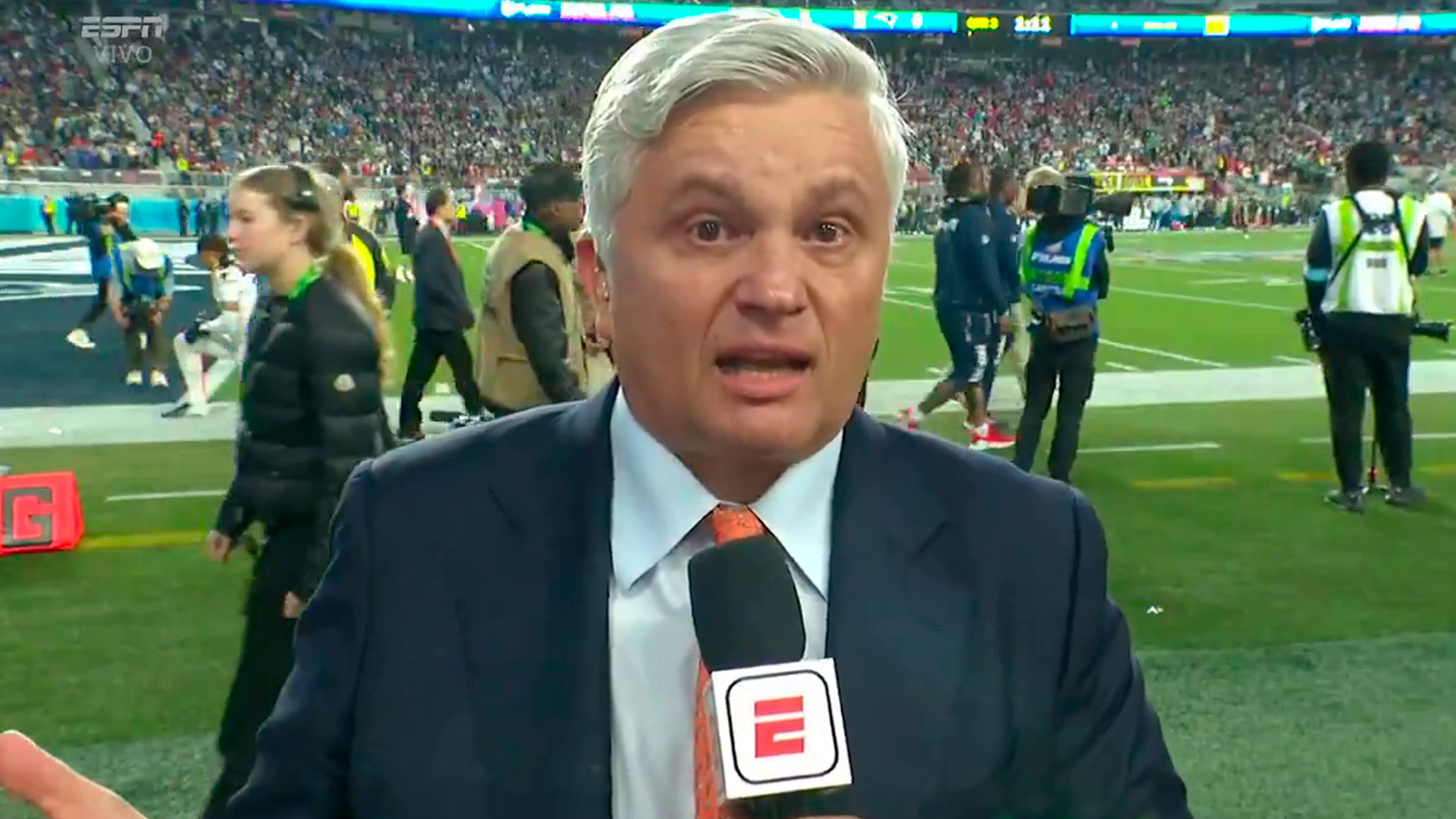 El periodista latino de la ESPN al borde de las lágrimas con la actuación de Bad Bunny al descanso de la Super Bowl: "Te guste o no su música..."