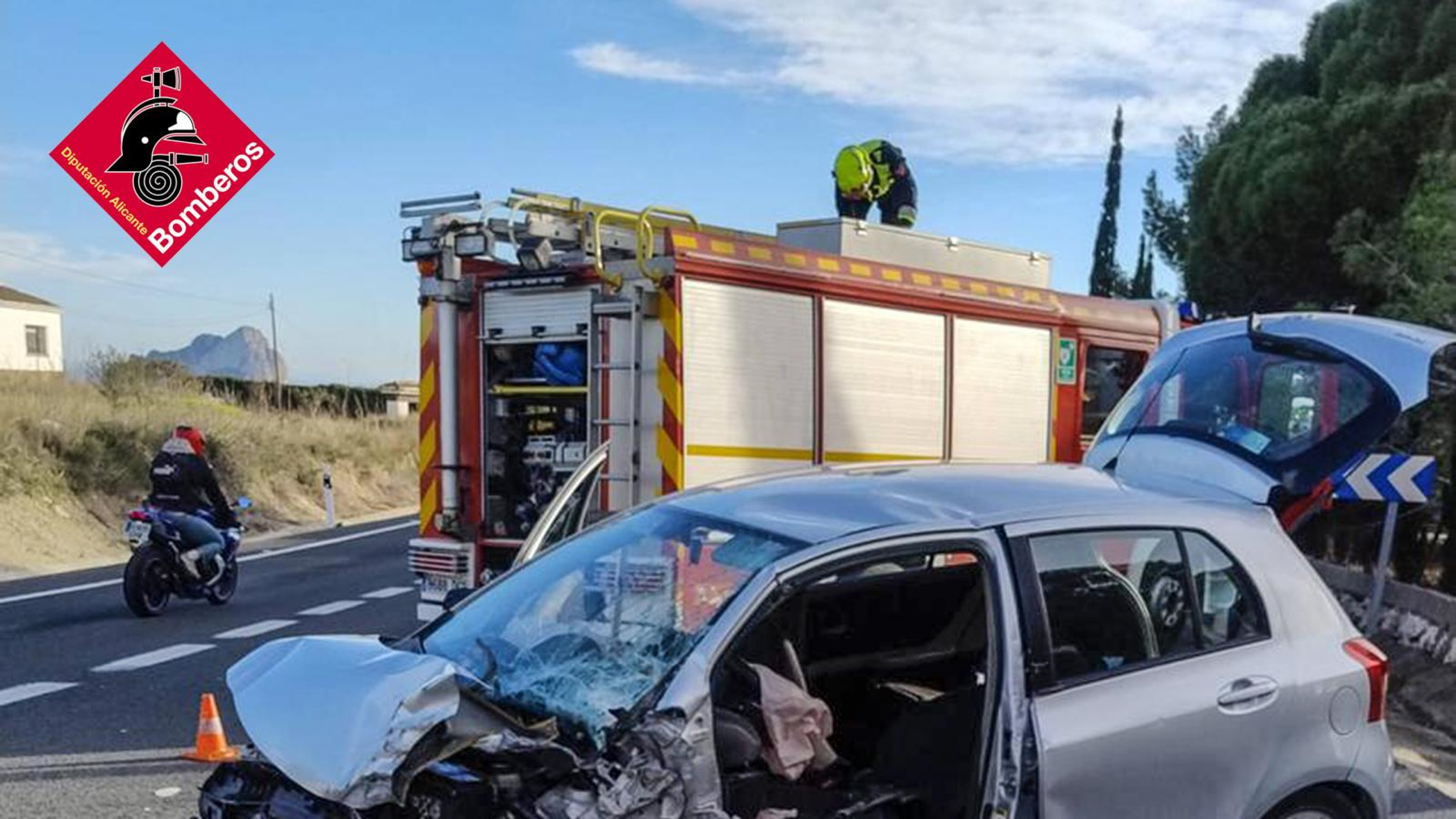 Un choque frontal en Benissa deja tres heridos y obliga a excarcelar a dos personas