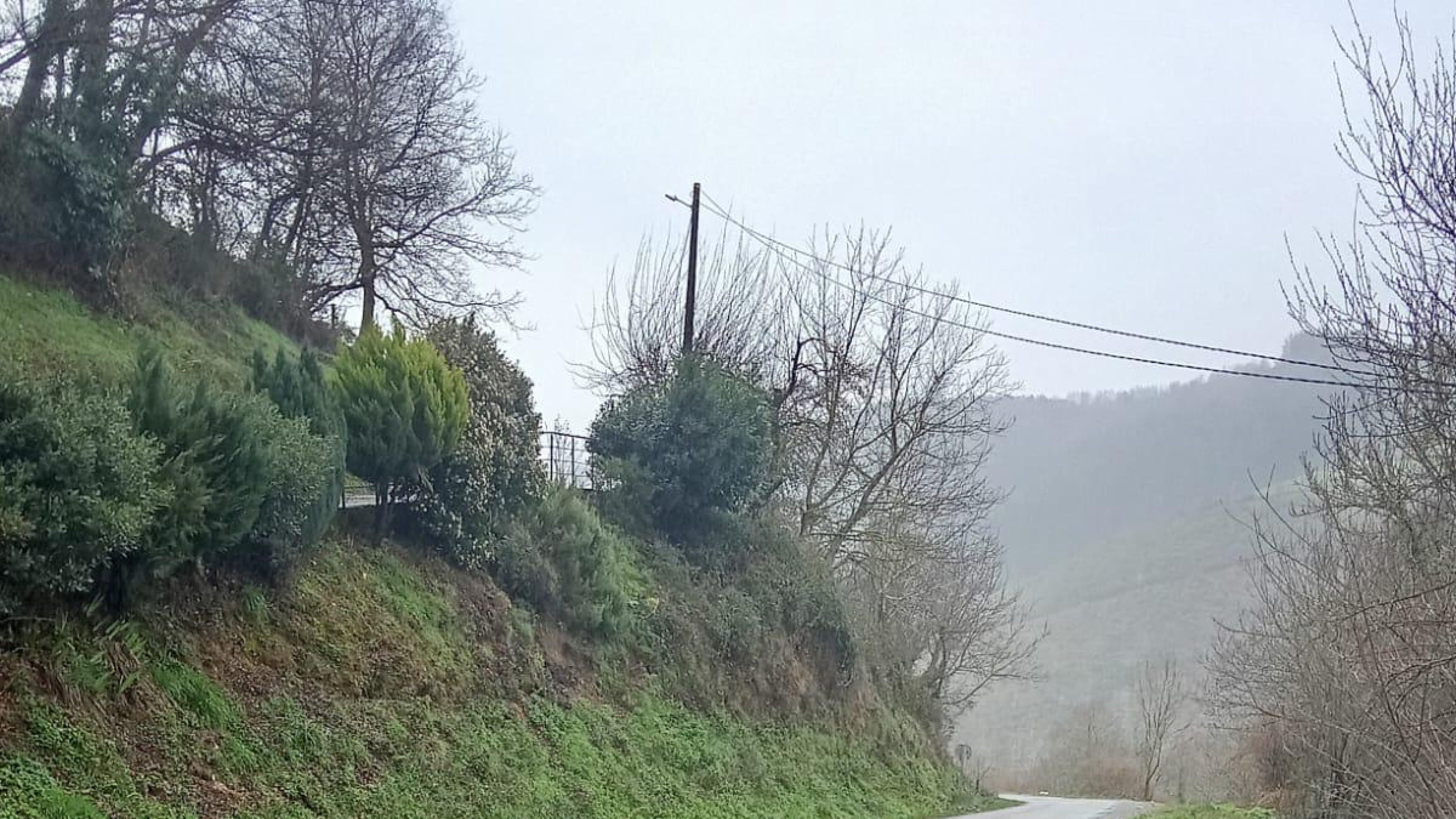 El derrumbe de una carretera en Cervantes (Lugo) obliga a cortar la vía y a los niños a hacer un tramo a pie para coger el bus escolar