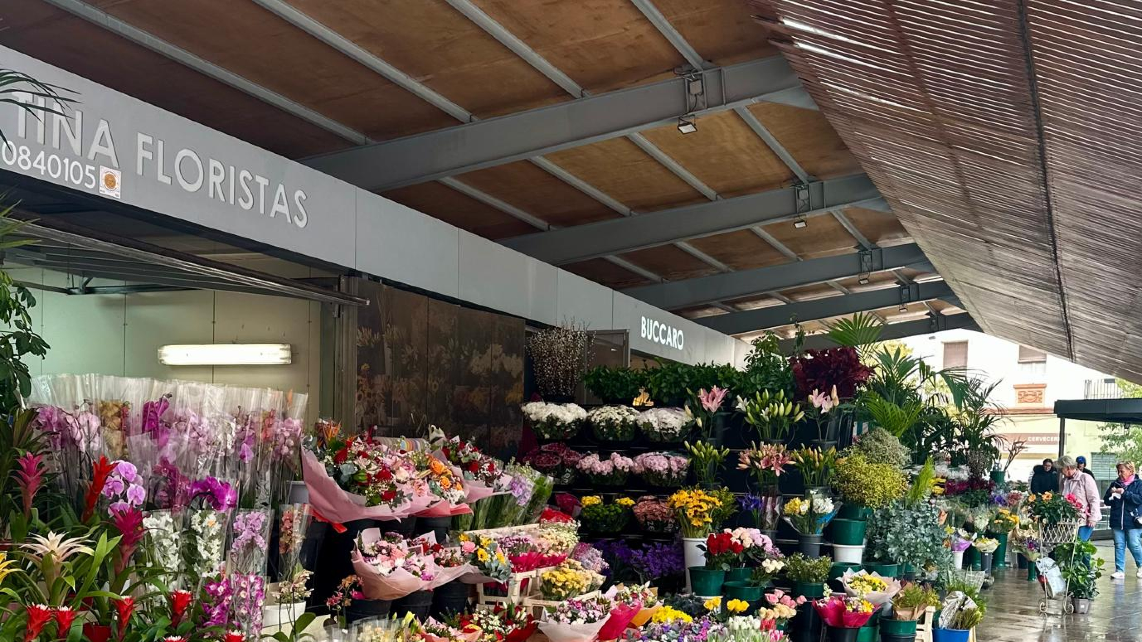 ¿Sin regalo para San Valentín?: Alicante abre los puestos de flores desde las 7 de la mañana