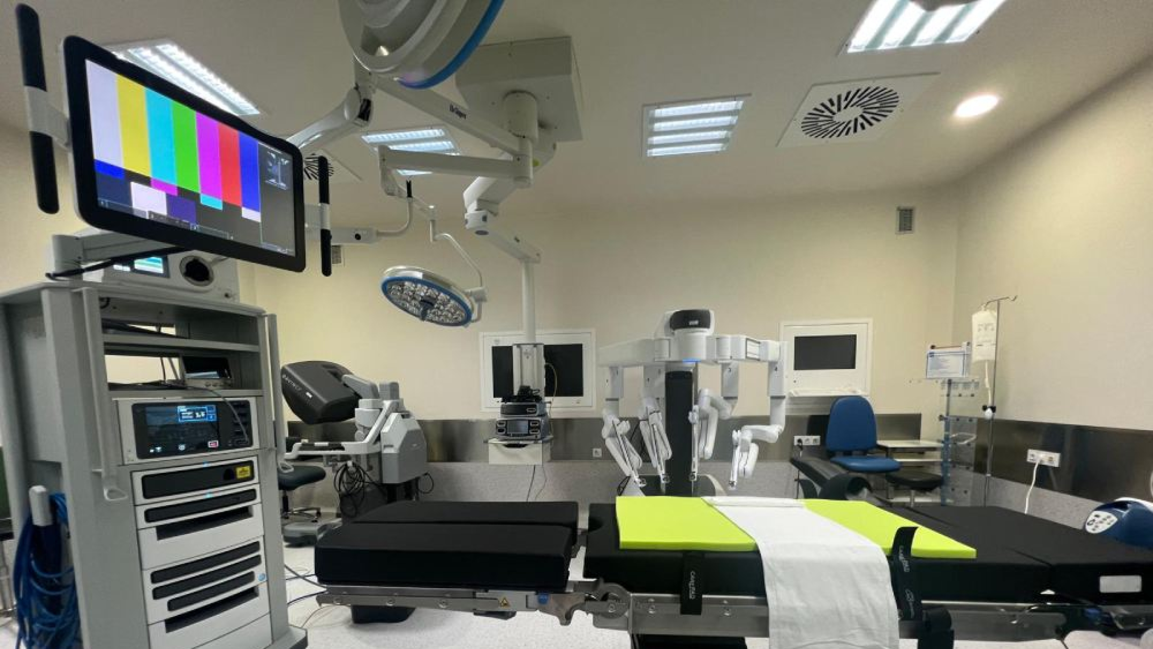 La revolución del robot Da Vinci en la sanidad pública cumple el primer año en el Clínico de Valladolid: "Menos complicaciones"