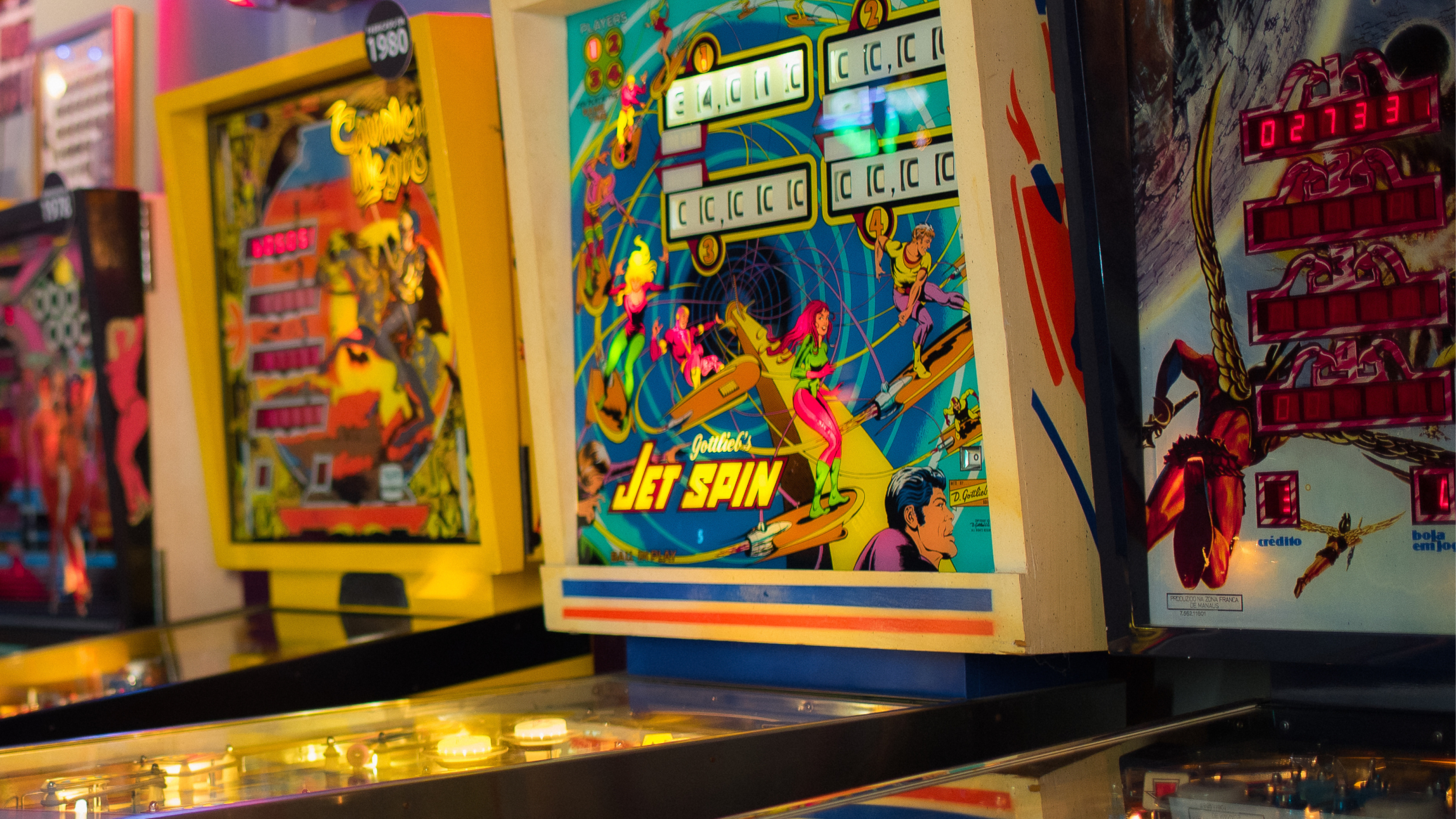 La crecida del Alagón inunda su casa pero salva su mayor tesoro: una colección de 170 máquinas de pinball