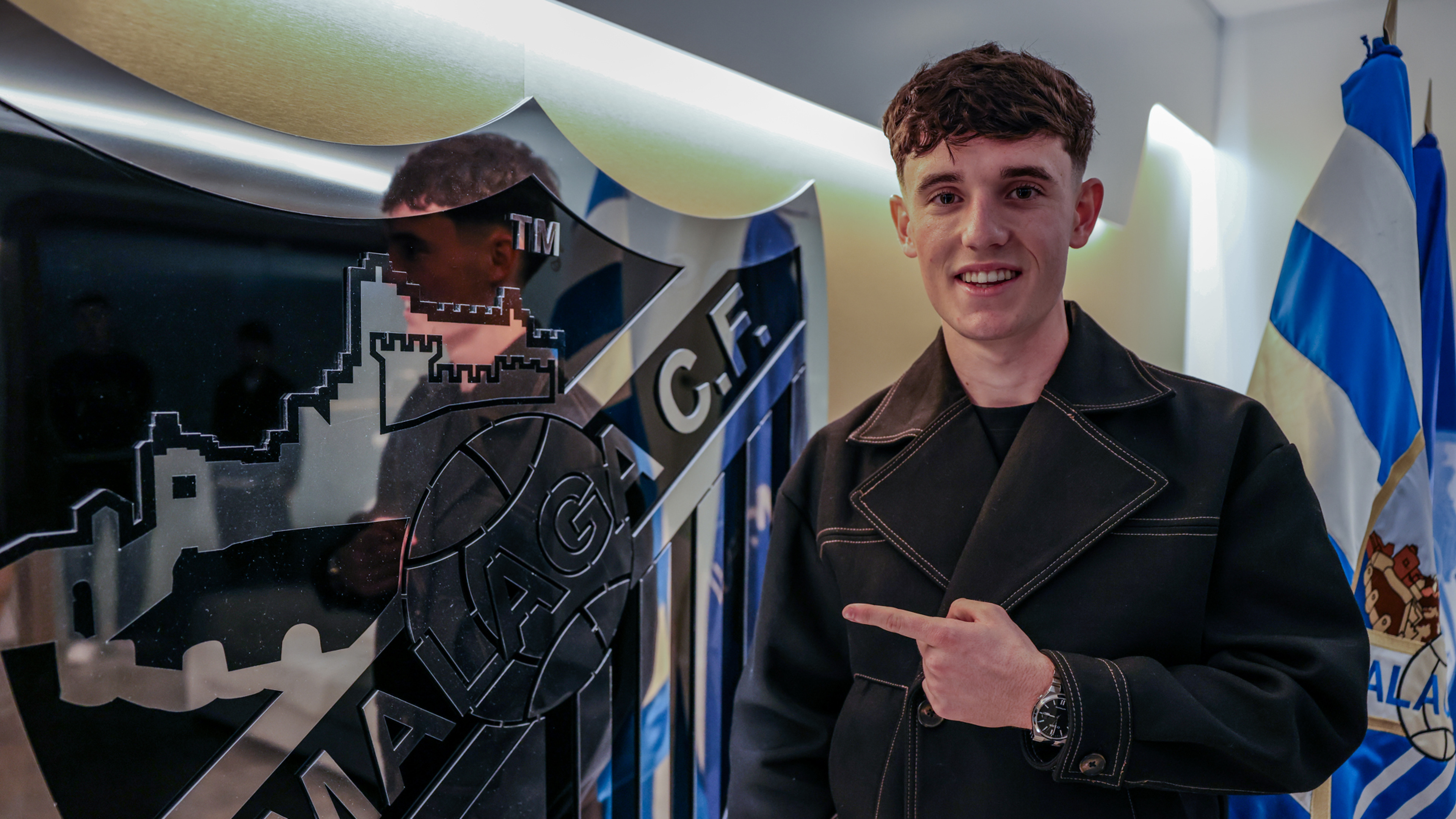 El Málaga blinda su futuro con la renovación de Aaron Ochoa