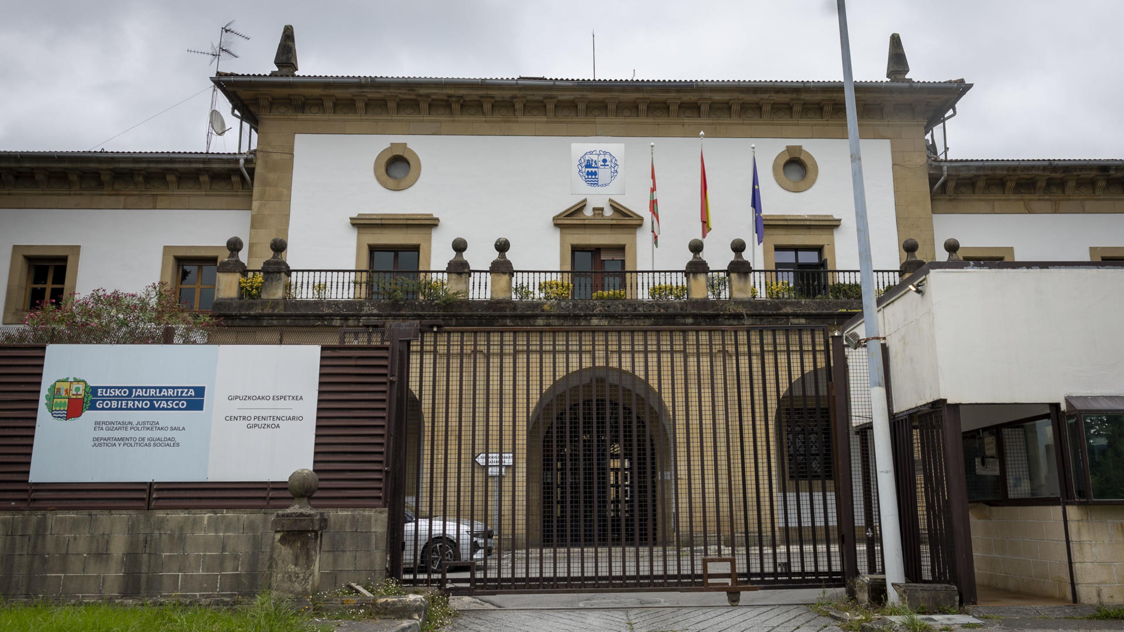 "Hay que explicar a las nuevas generaciones qué ha constituido el terrorismo de ETA y ponerlos en su sitio, que no es fuera de la sociedad totalmente, pero desde luego no como merecedores de normalización"