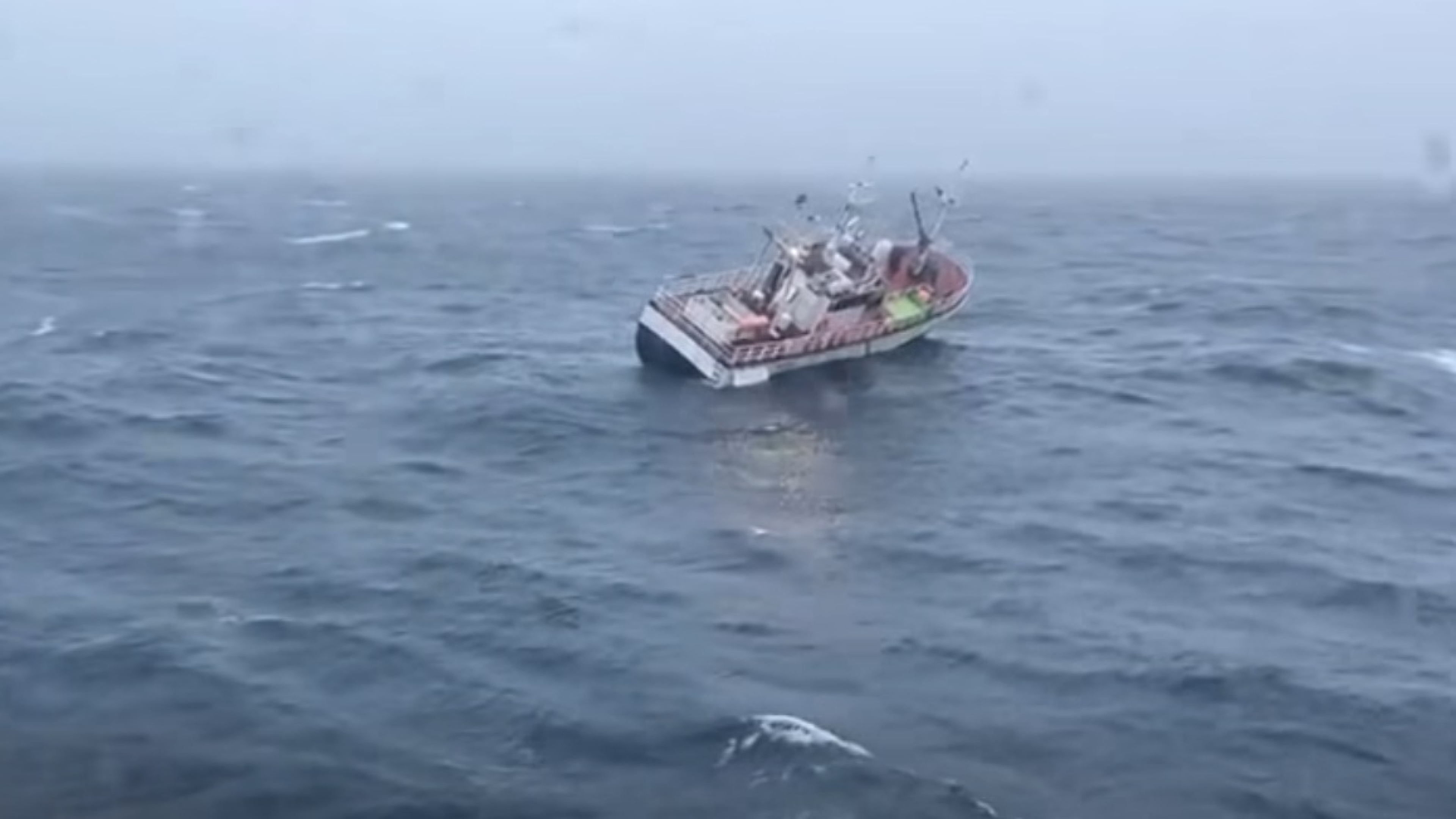 Las condiciones meteorológicas adversas impiden el acceso a un pesquero a la deriva en la zona de Cabo Ortegal