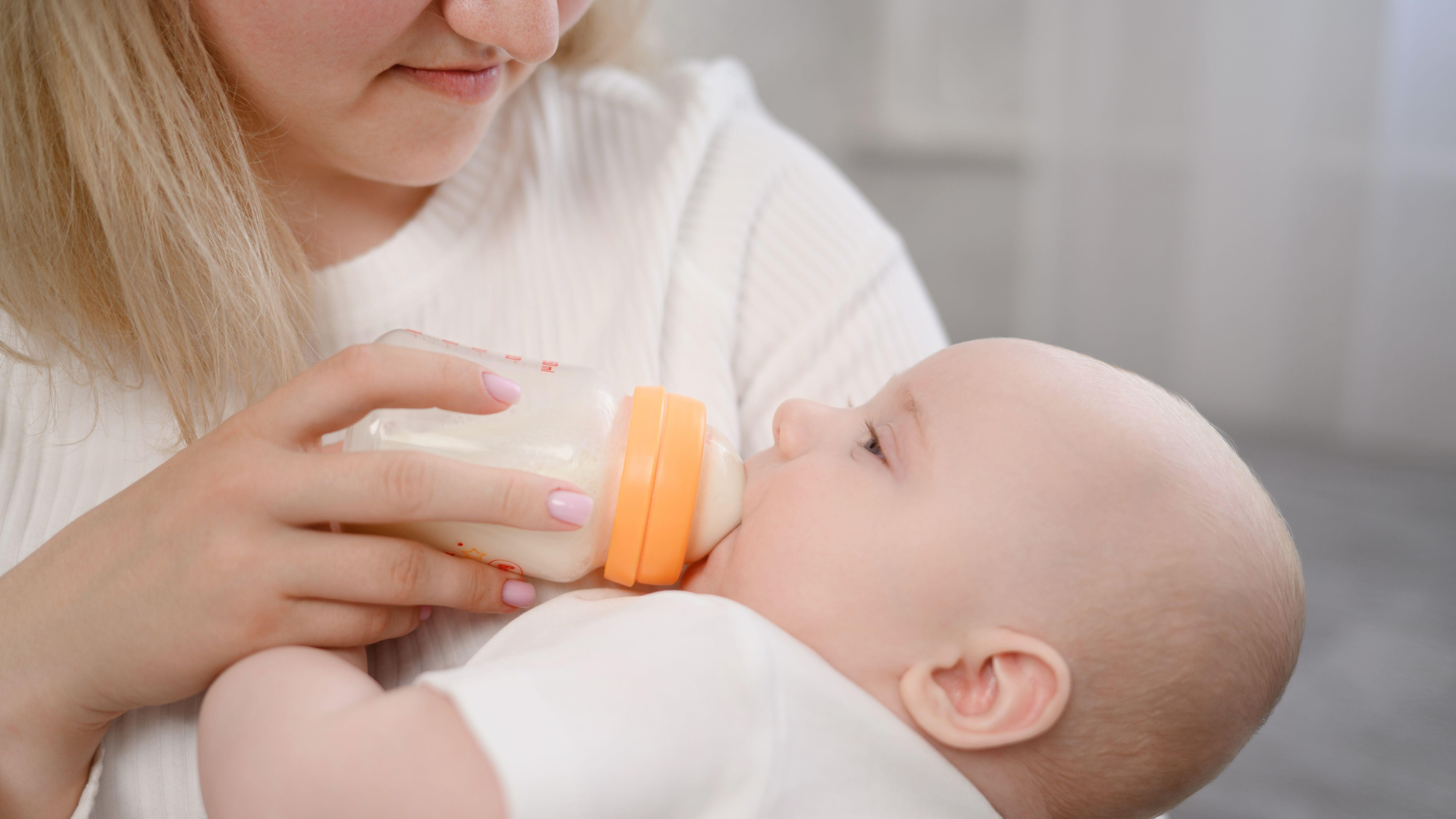Qué es la cereulida, la toxina que ha contaminado varios lotes de leche para bebé y que ha puesto en alerta a las autoridades sanitarias