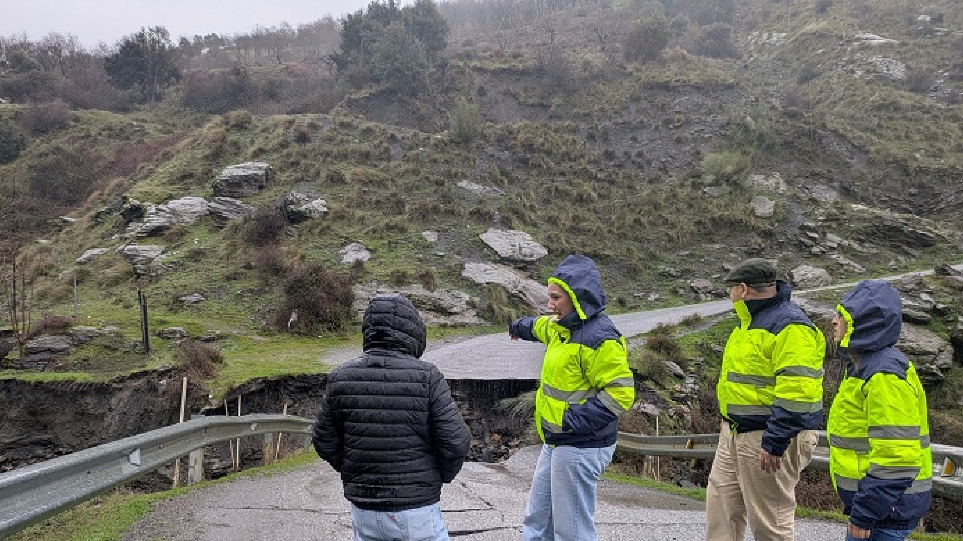 El temporal asila Güéjar Sierra: carreteras cortadas, sin autobús y con ganaderos incomunicados
