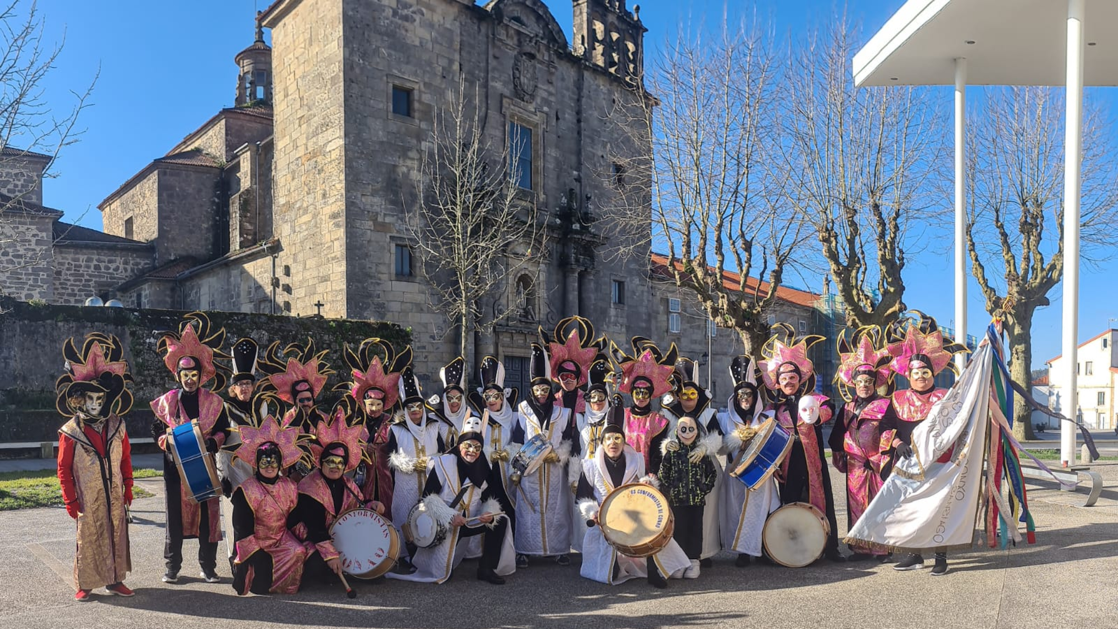 El secreto de la comparsa de Santiago que lleva 37 años desfilando "con lluvia o con nieve"