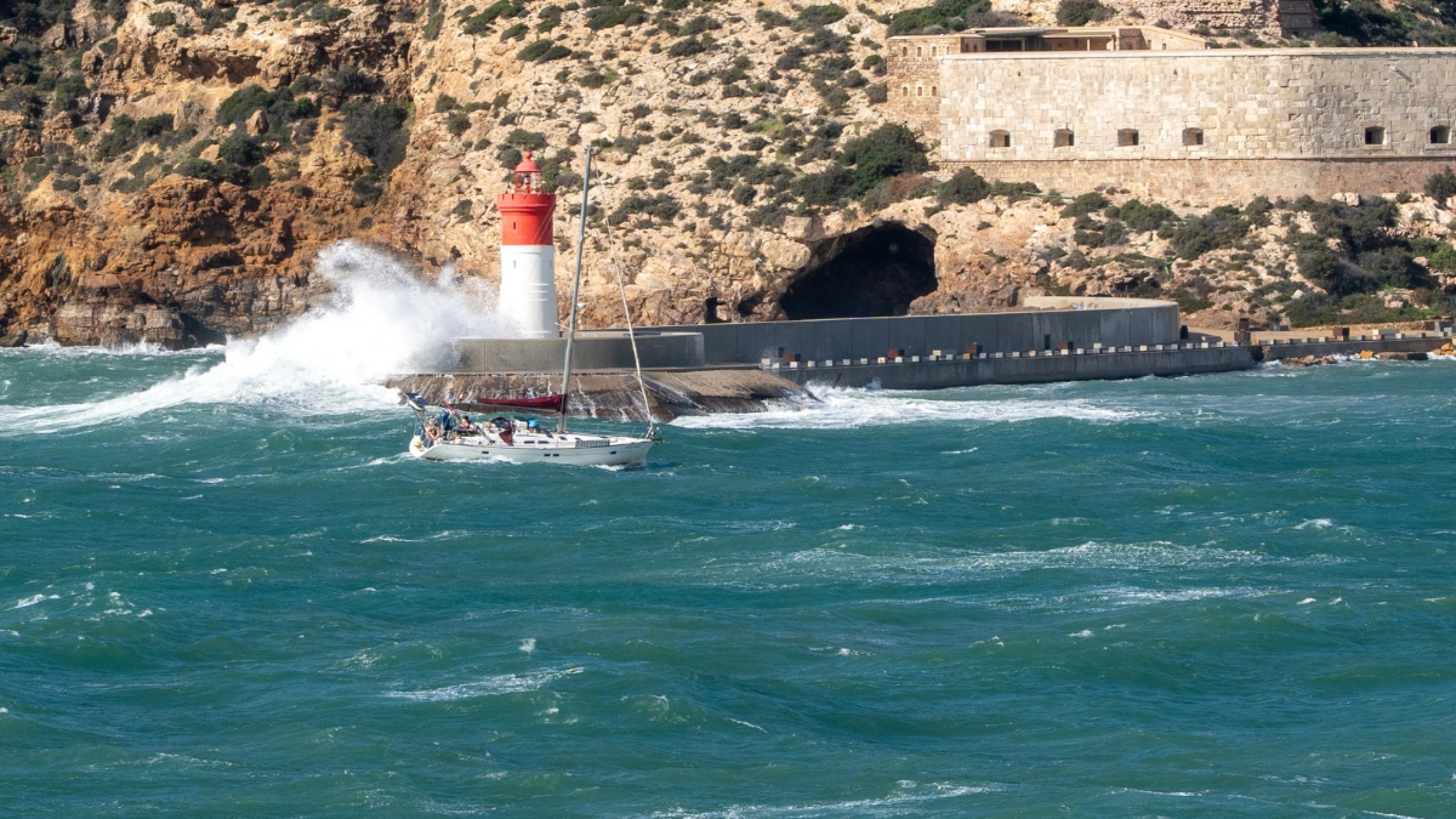 La Aemet activa el aviso amarillo en Cartagena por un temporal de viento y olas de tres metros
