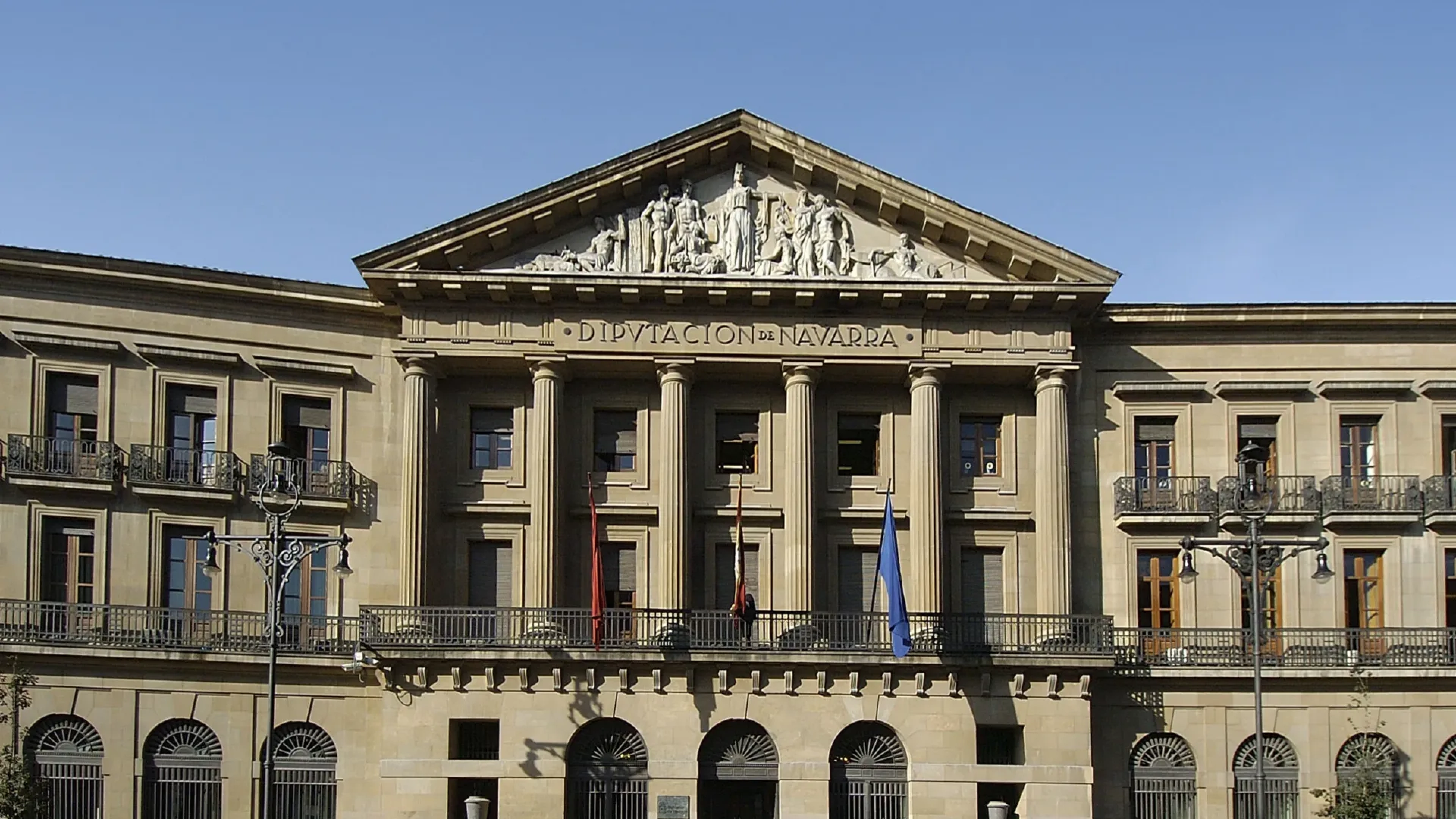 Navarra da luz verde a la carrera profesional universal para todos sus trabajadores públicos: "Ha dejado de haber empleados de primera y empleados de segunda"