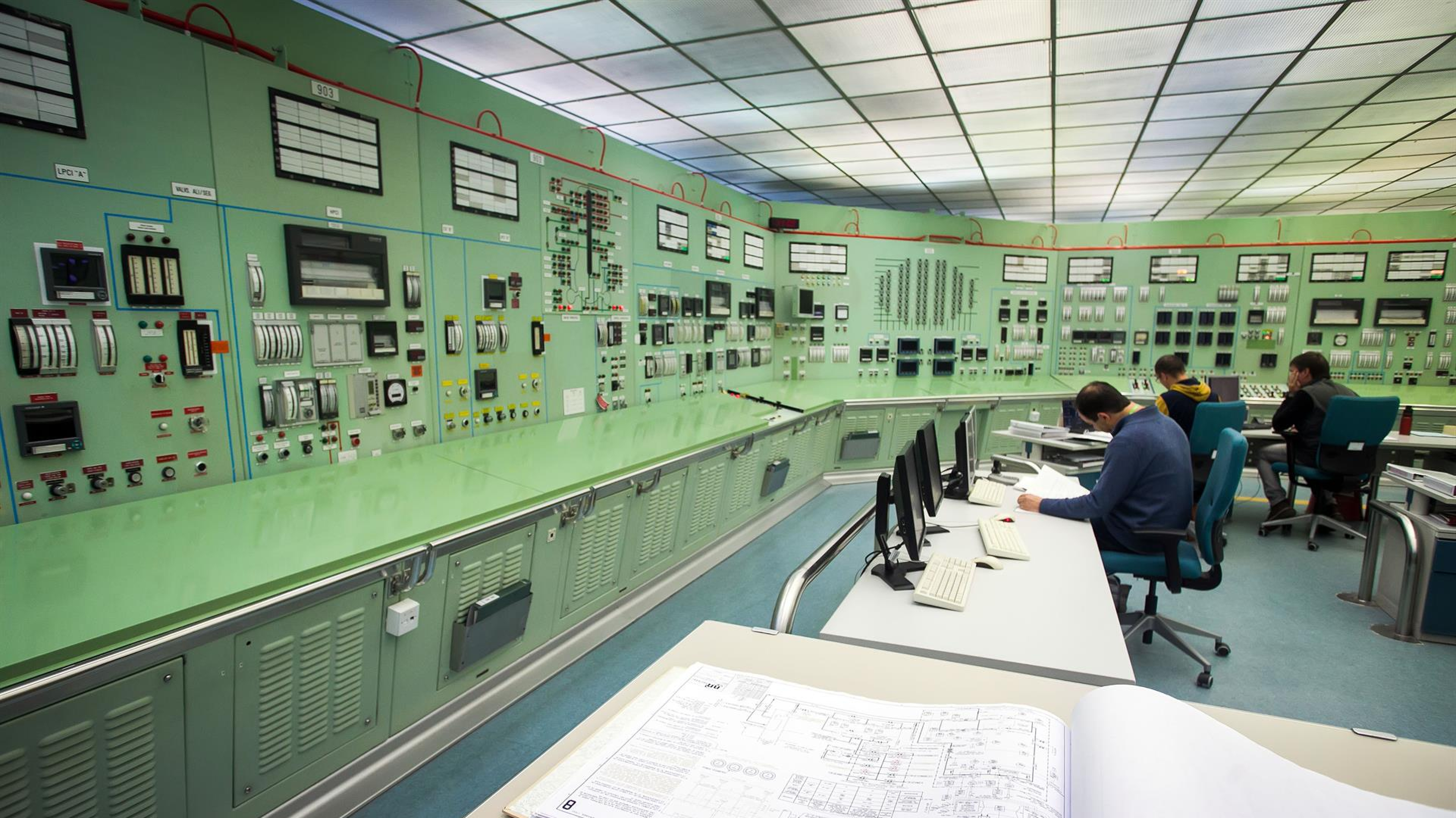 Alcaldes extremeños llevan hasta La Moncloa una carta que pide a Sánchez no cerrar Almaraz: "El tiempo se acaba"