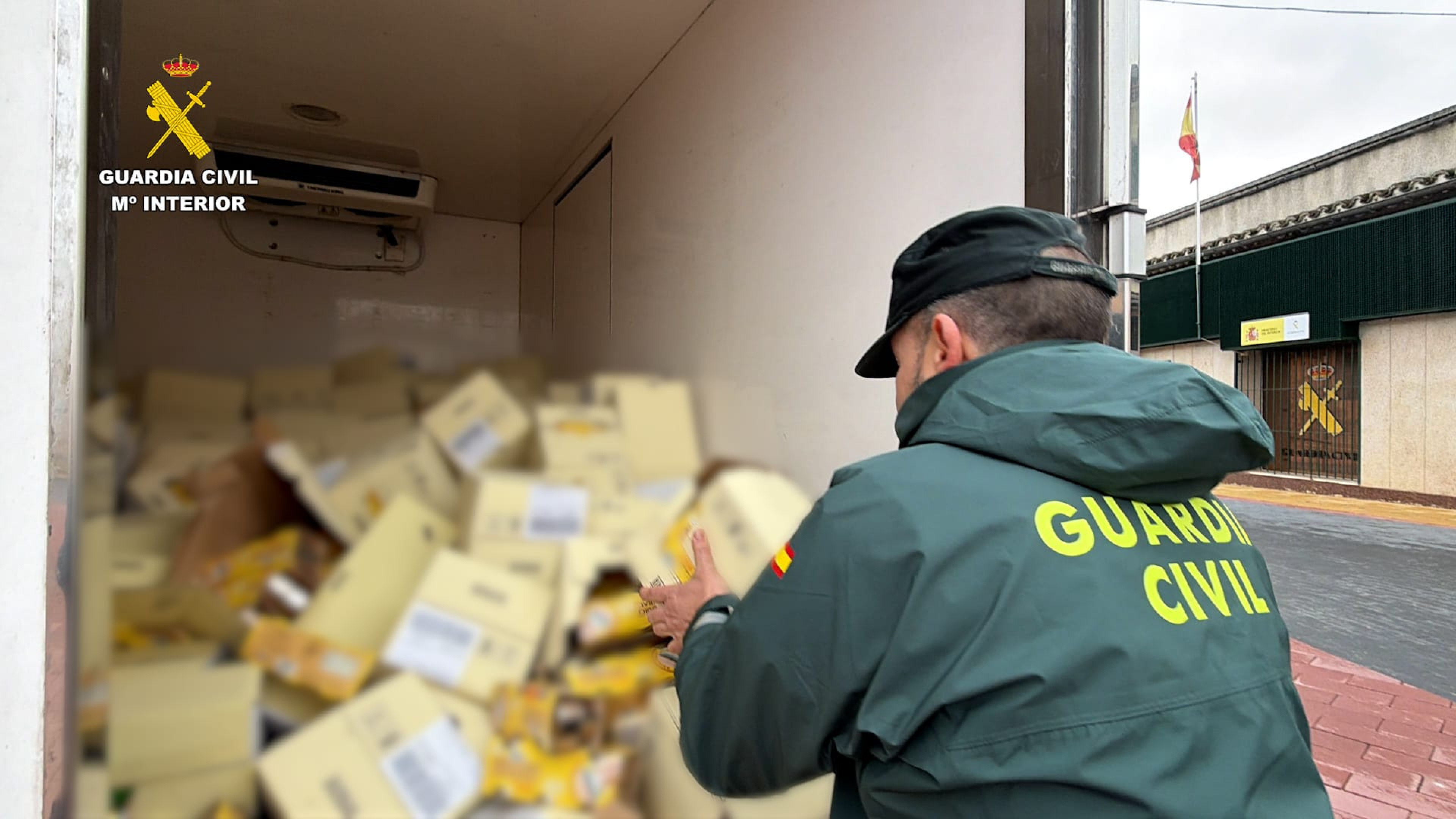 Un chivatazo ciudadano destapa el robo de más de 11.000 latas de atún ocultas en un camión sustraído en Zamora