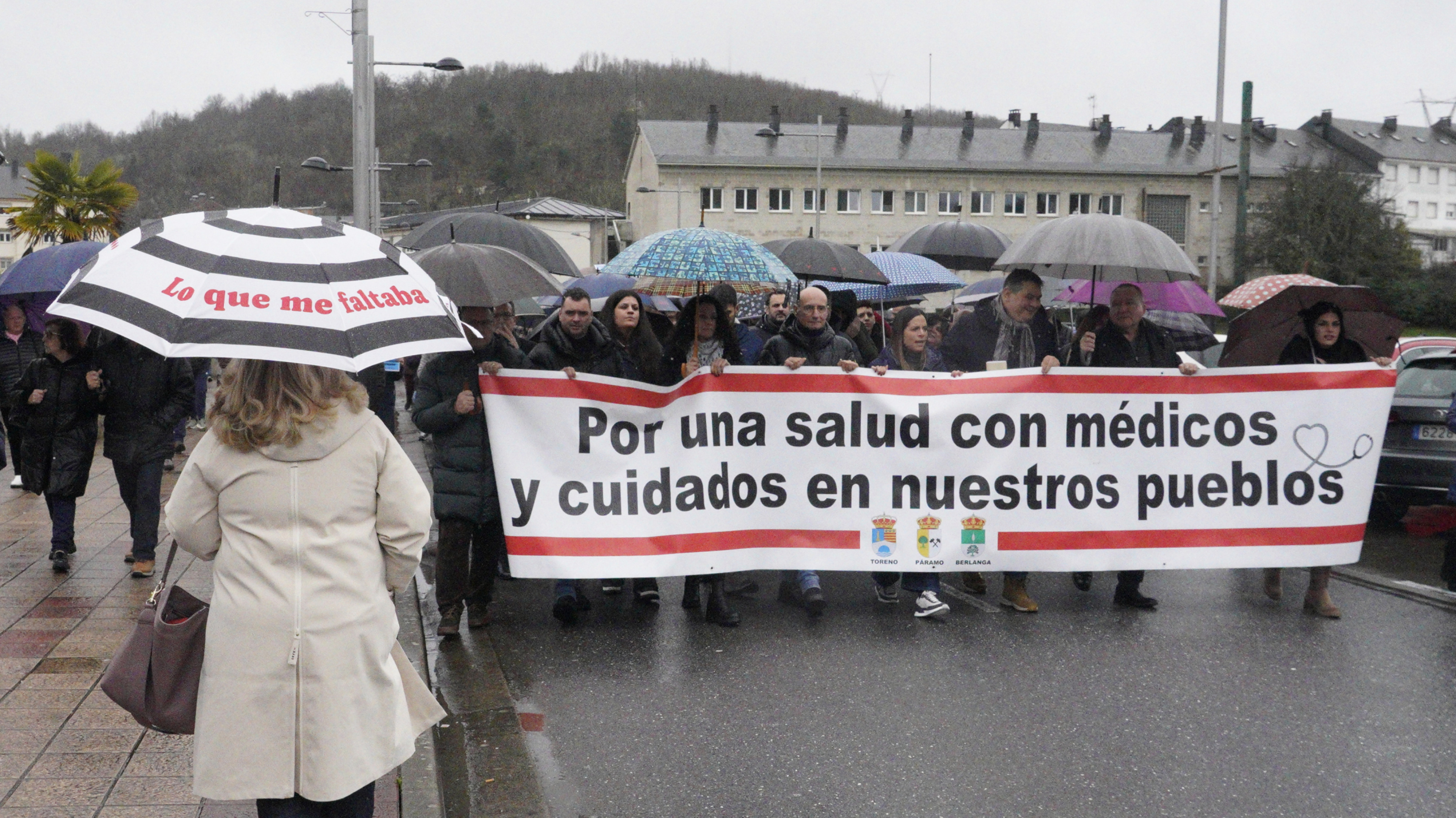 El Bierzo (León) clama en las calles de Toreno por la falta de médicos
