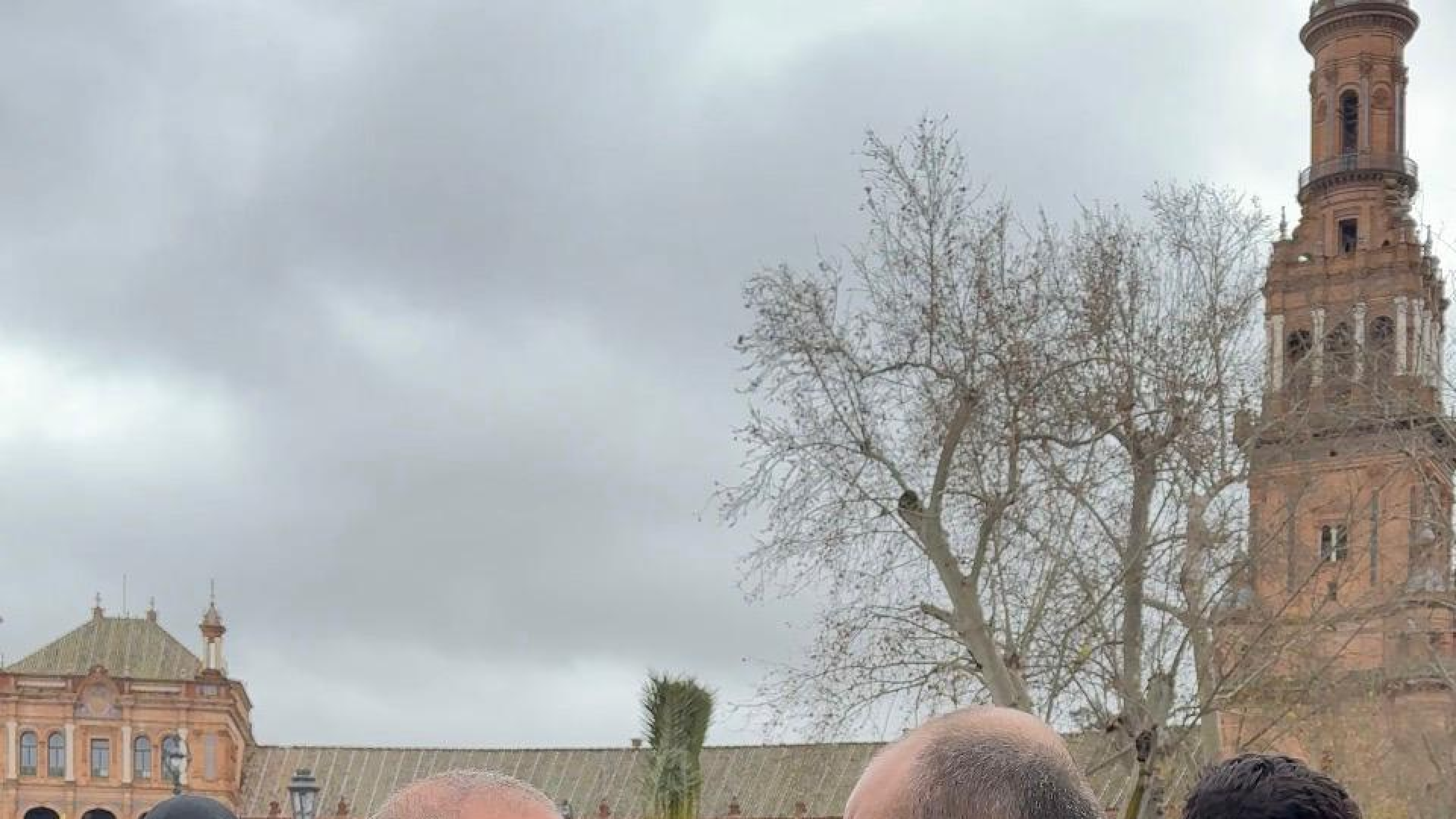 El campo estalla en Sevilla y colapsa la plaza de España con cientos de tractores