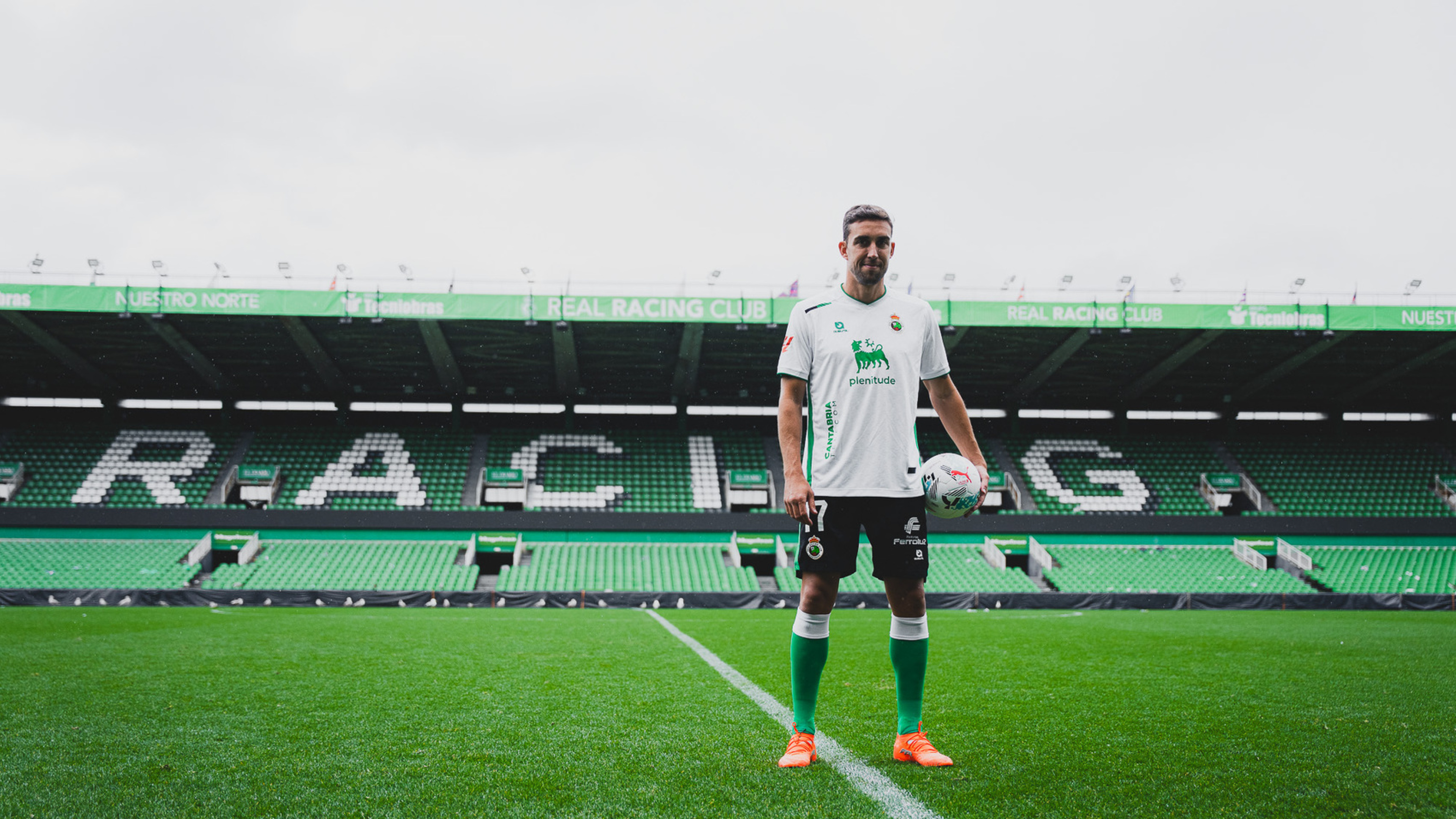 Jaime Mata llega al Racing para cumplir un sueño y aportar la veteranía necesaria para el ascenso: "Llorando a mares"